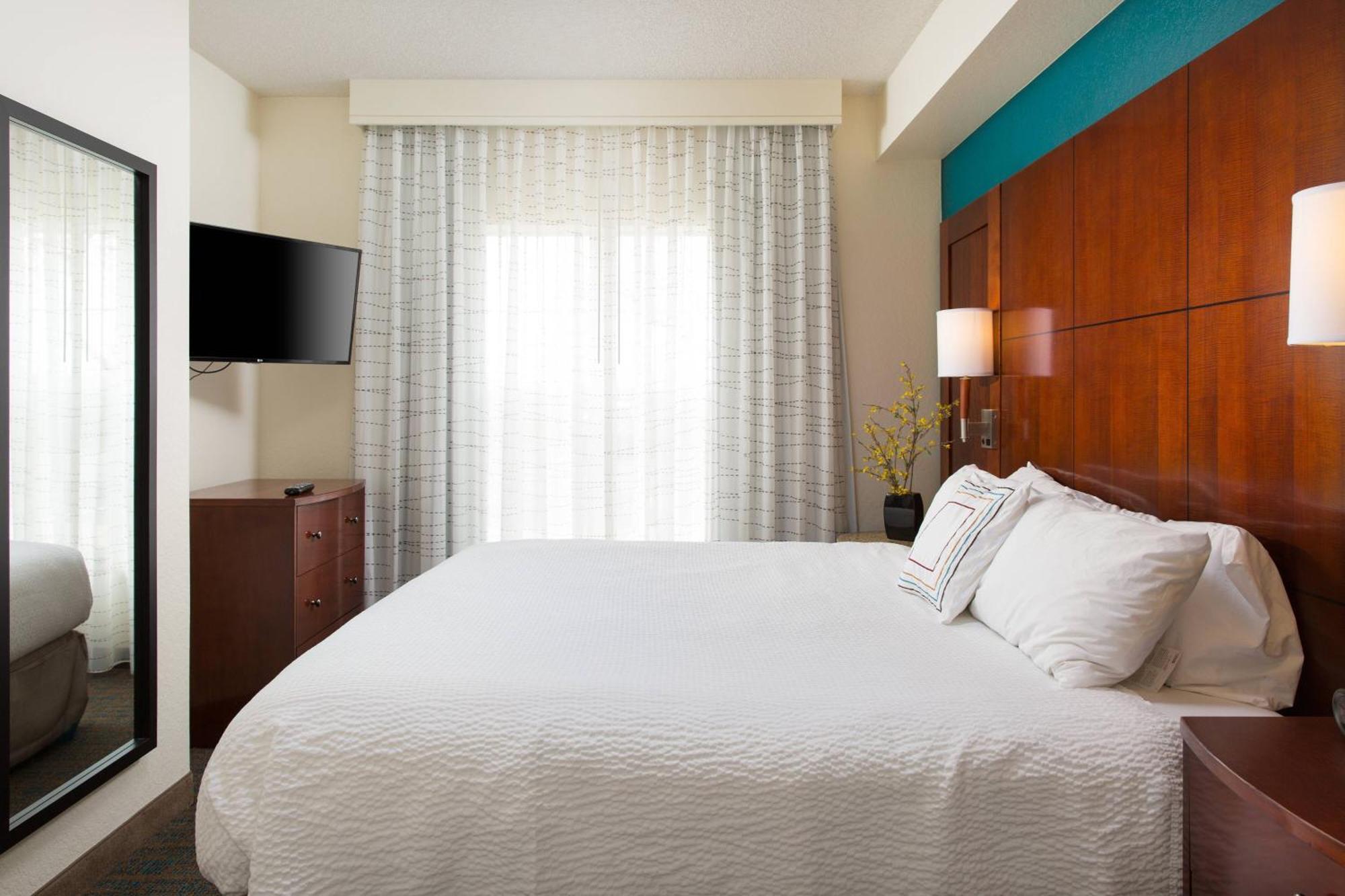 One Bedroom Suite 1 King, Sofa Bed
