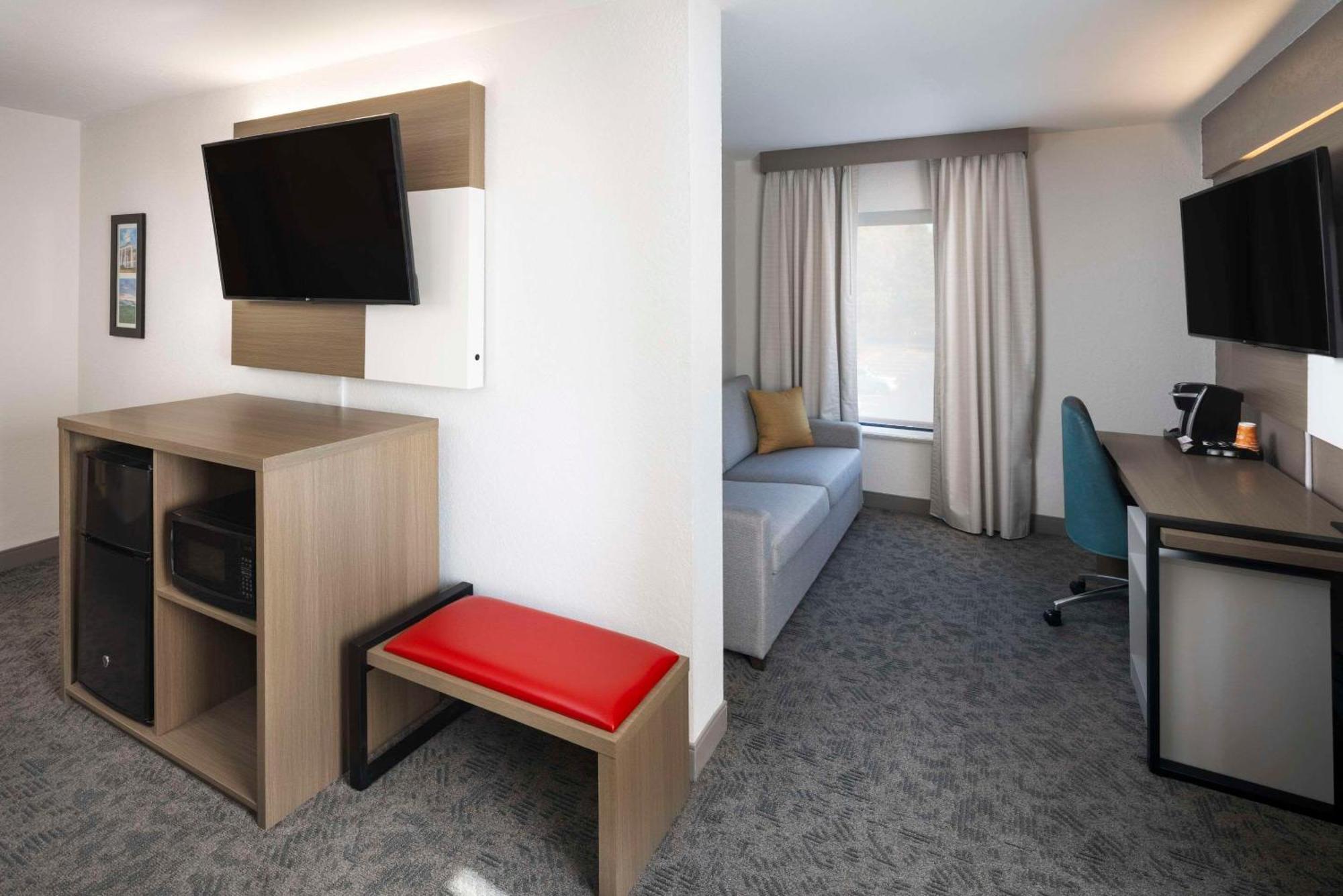 King Suite with Hot Tub - Non Smoking