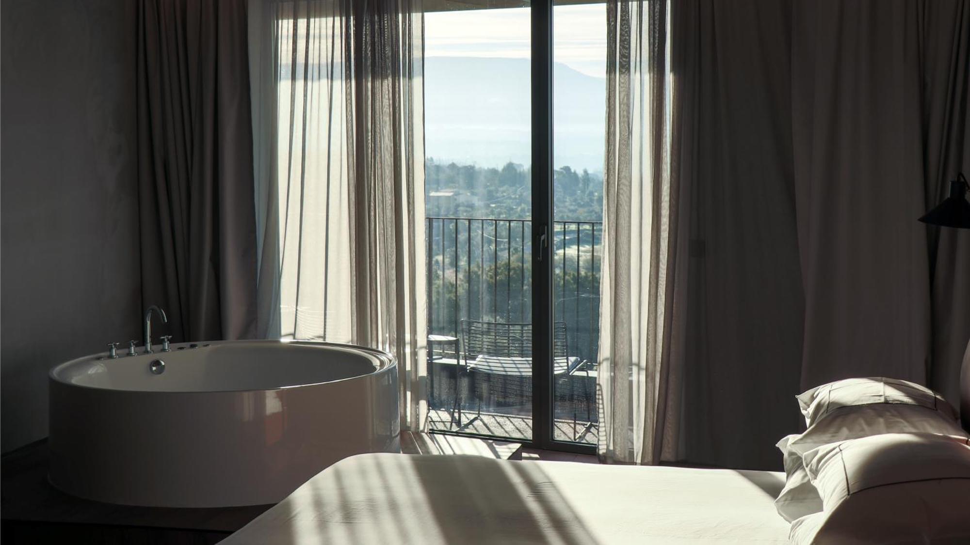 Suite com Banheira de Hidromassagem e Vista Montanha