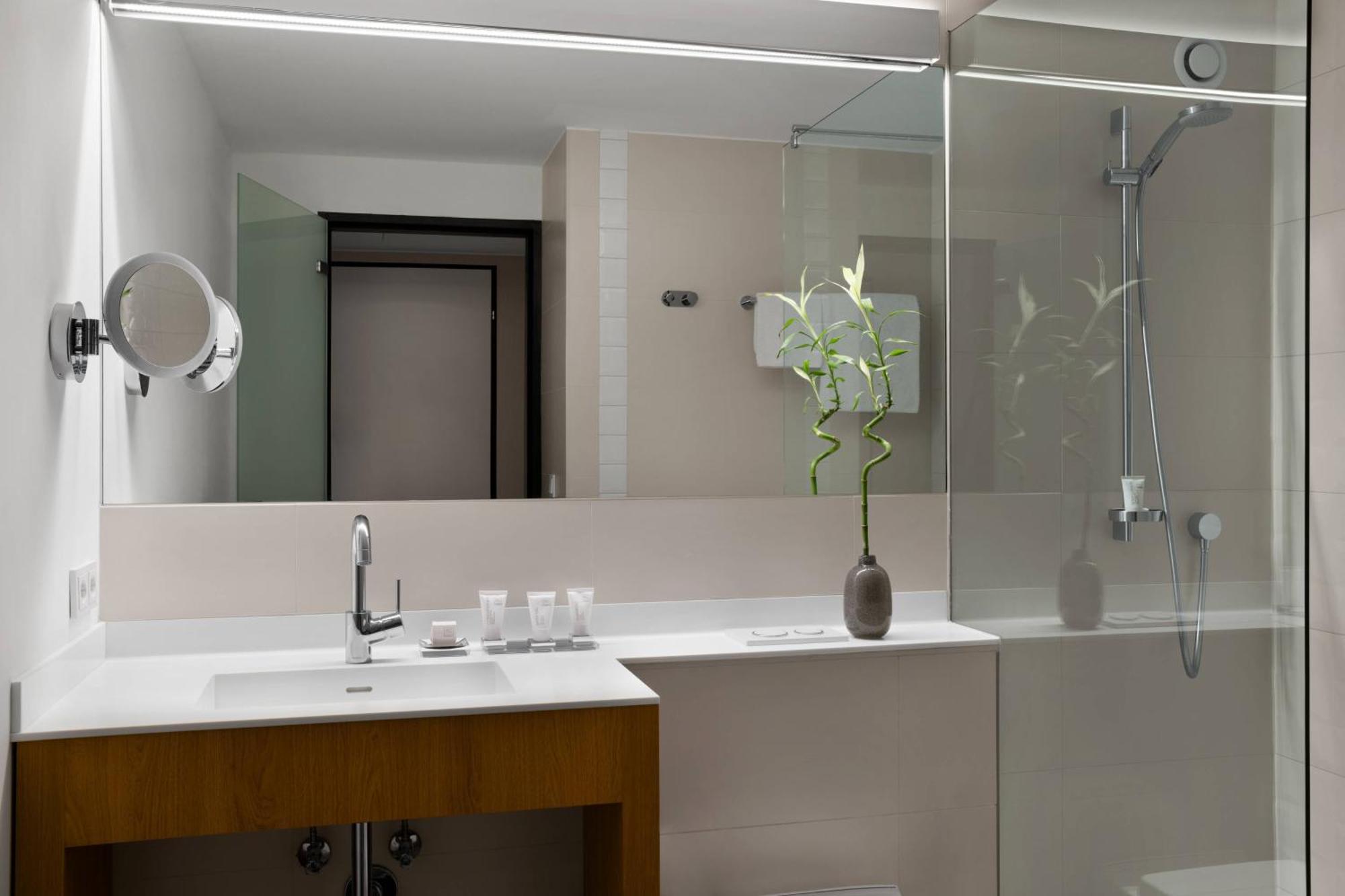 Standard Zimmer mit 2 Doppelbetten und Bergblick