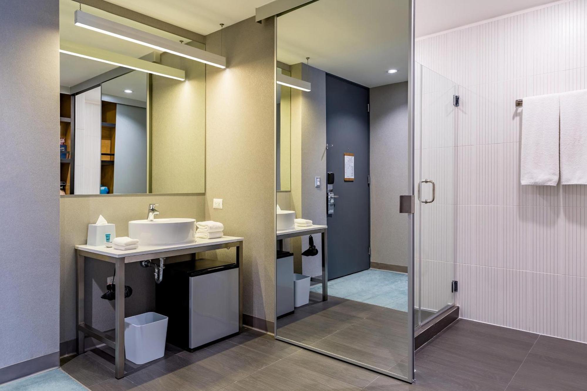 ALOFT, Guest room, 1 King, City view