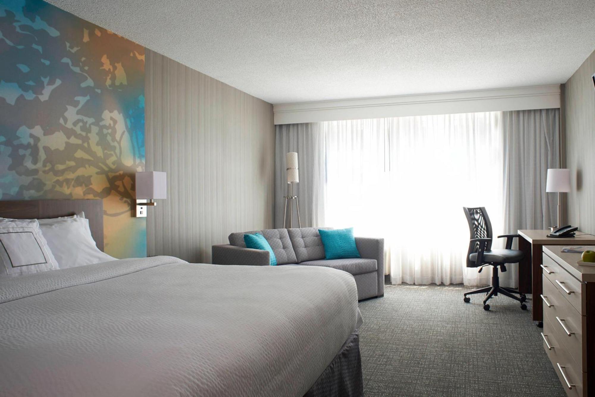 Zimmer mit Kingsize-Bett und Stadtblick