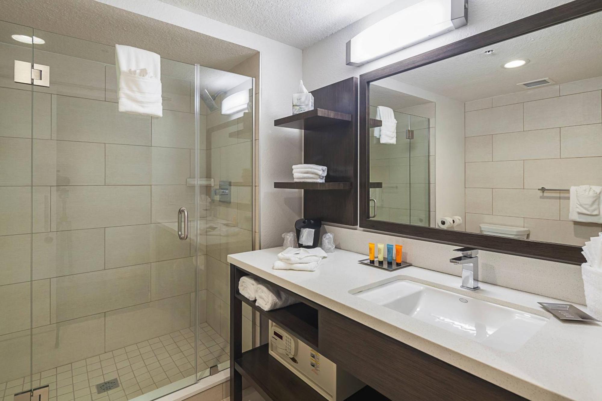Guest room, 1 King, Street view