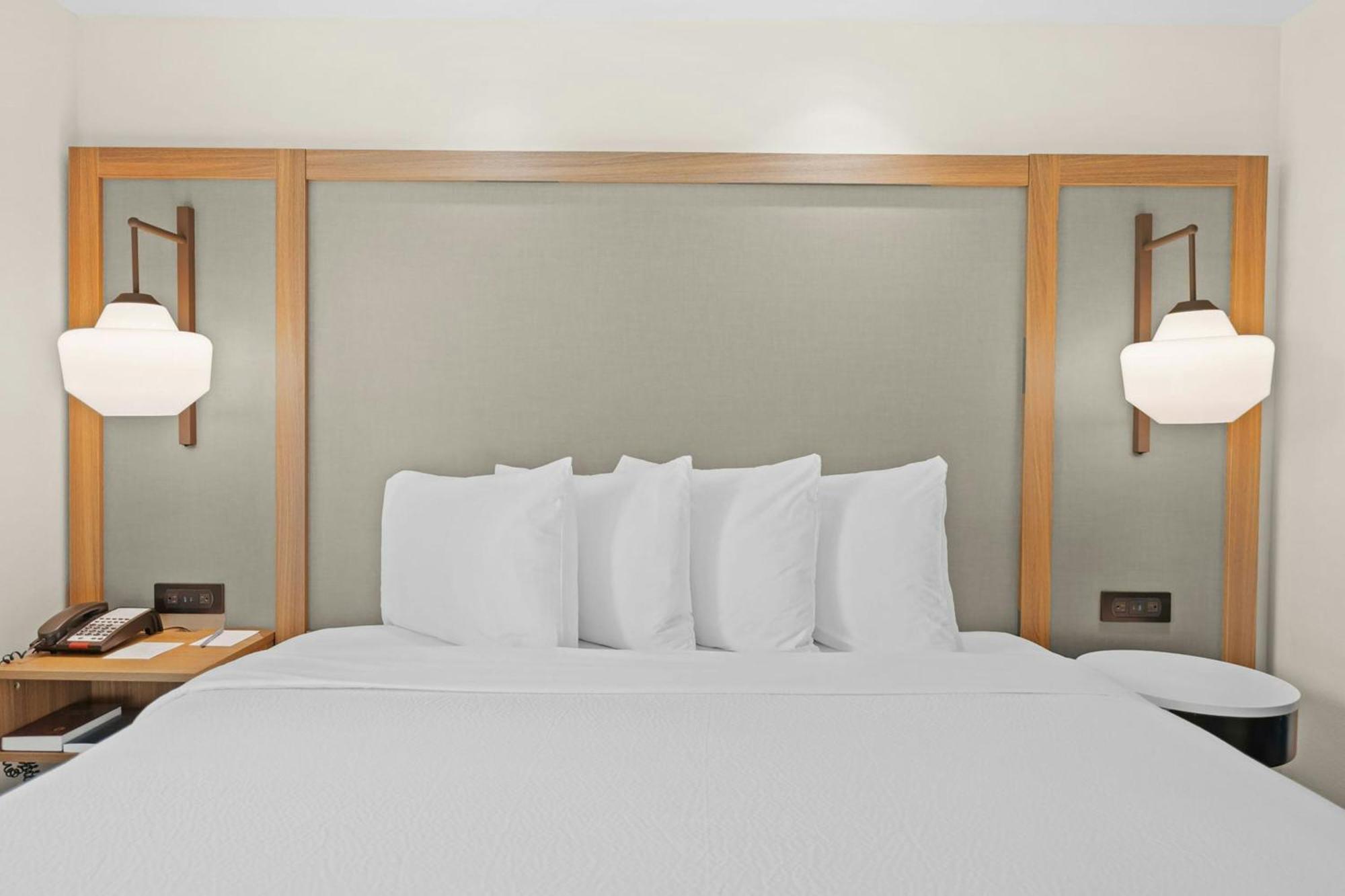 King Room with Roll-In Shower - Mobility Accessible
