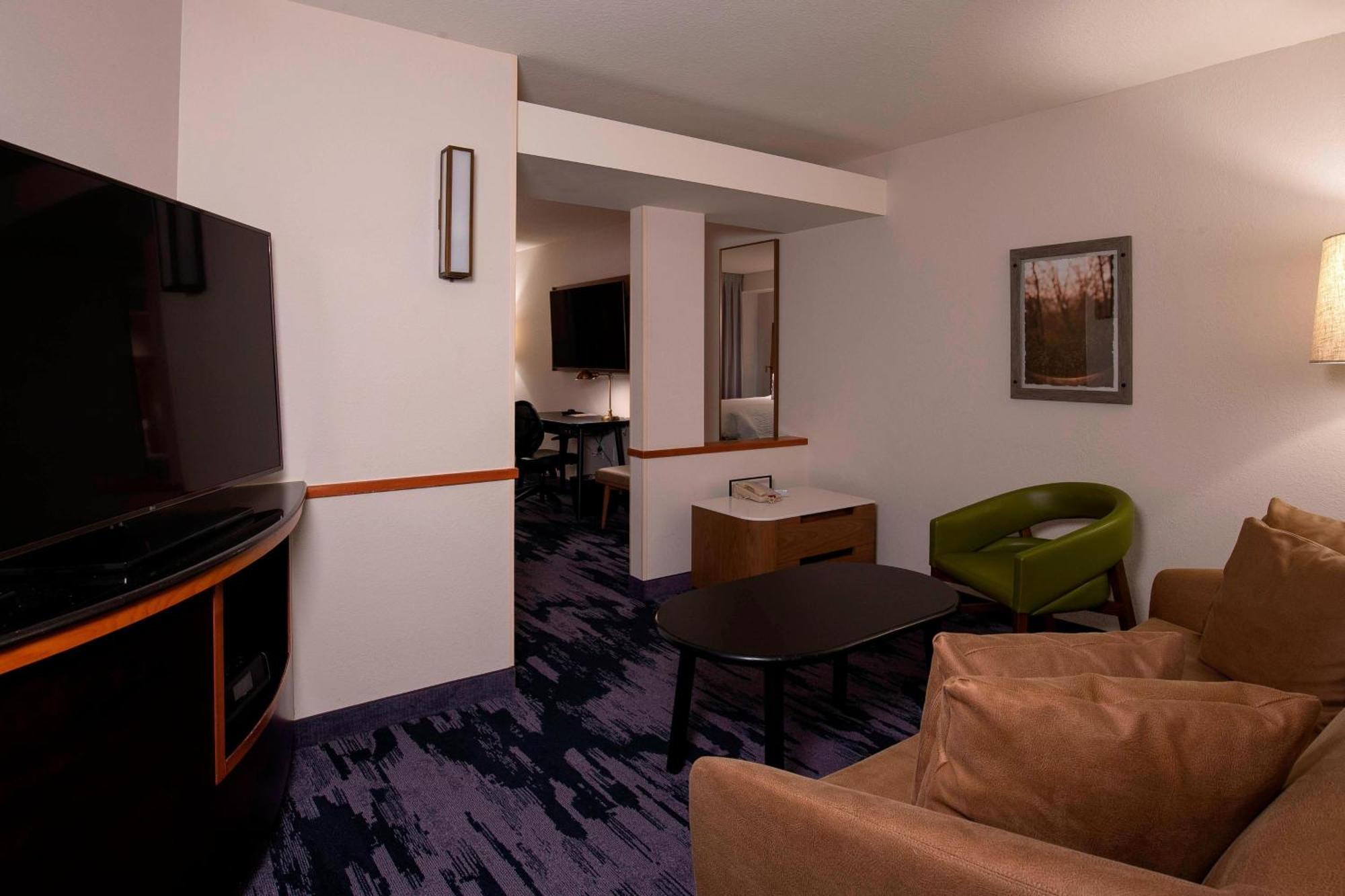 Studio with King Bed, Bathtub and Sofa Bed - Mobility Access/Hearing Accessible