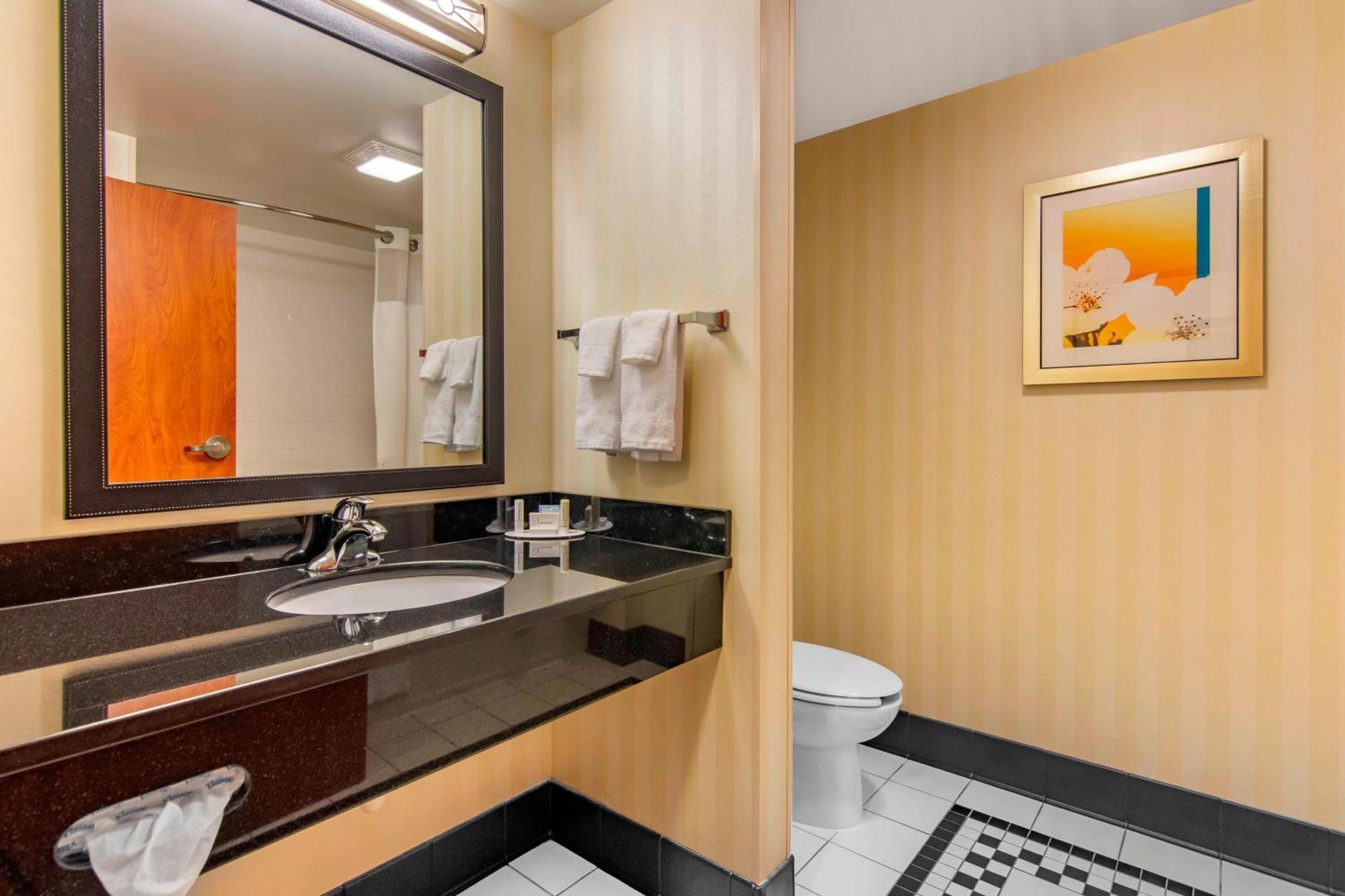Studio with King Bed, Bathtub and Sofa Bed - Mobility Access/Hearing Accessible