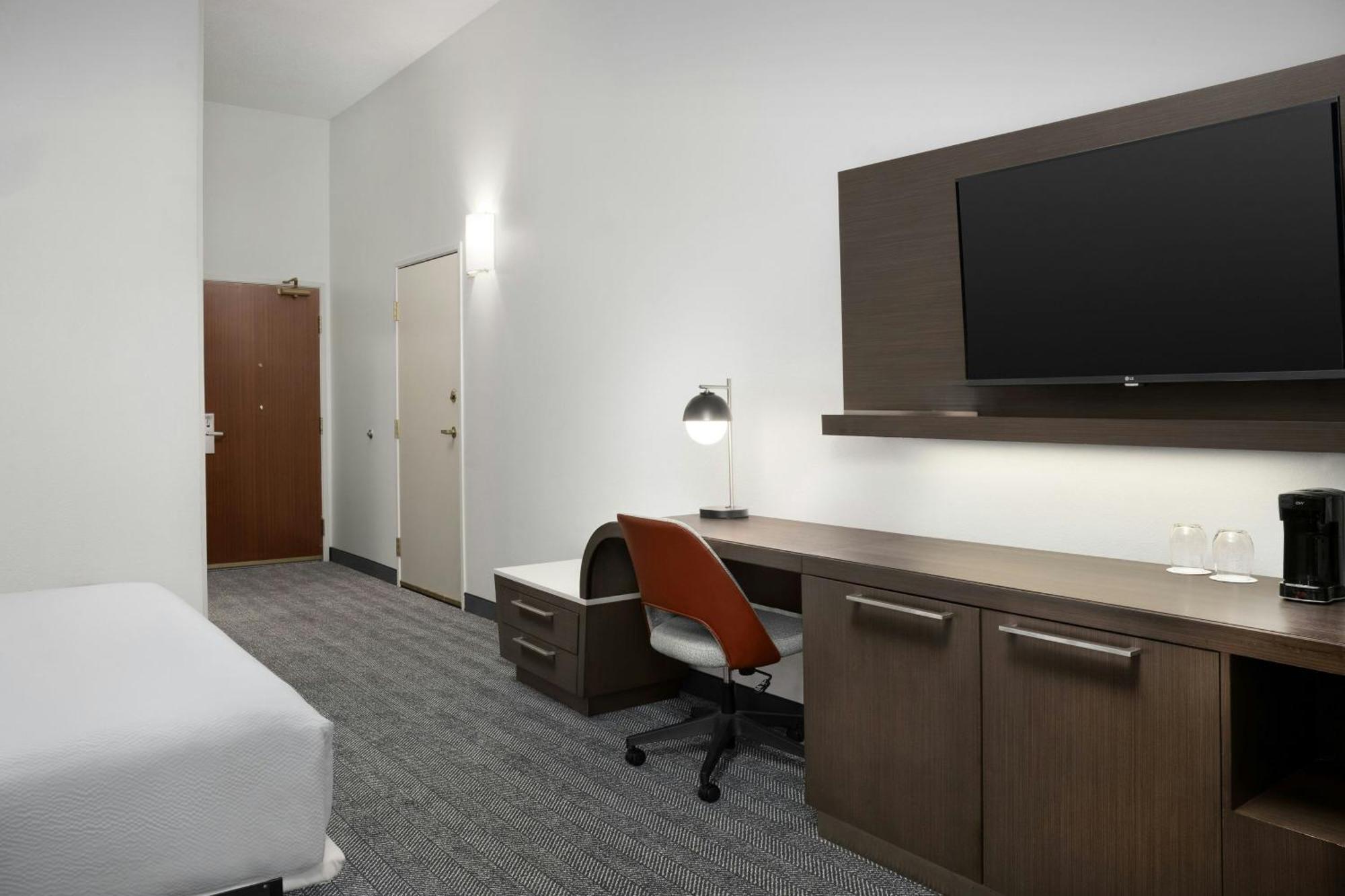 King Room with Bathtub - Mobility Access/Hearing Accessible