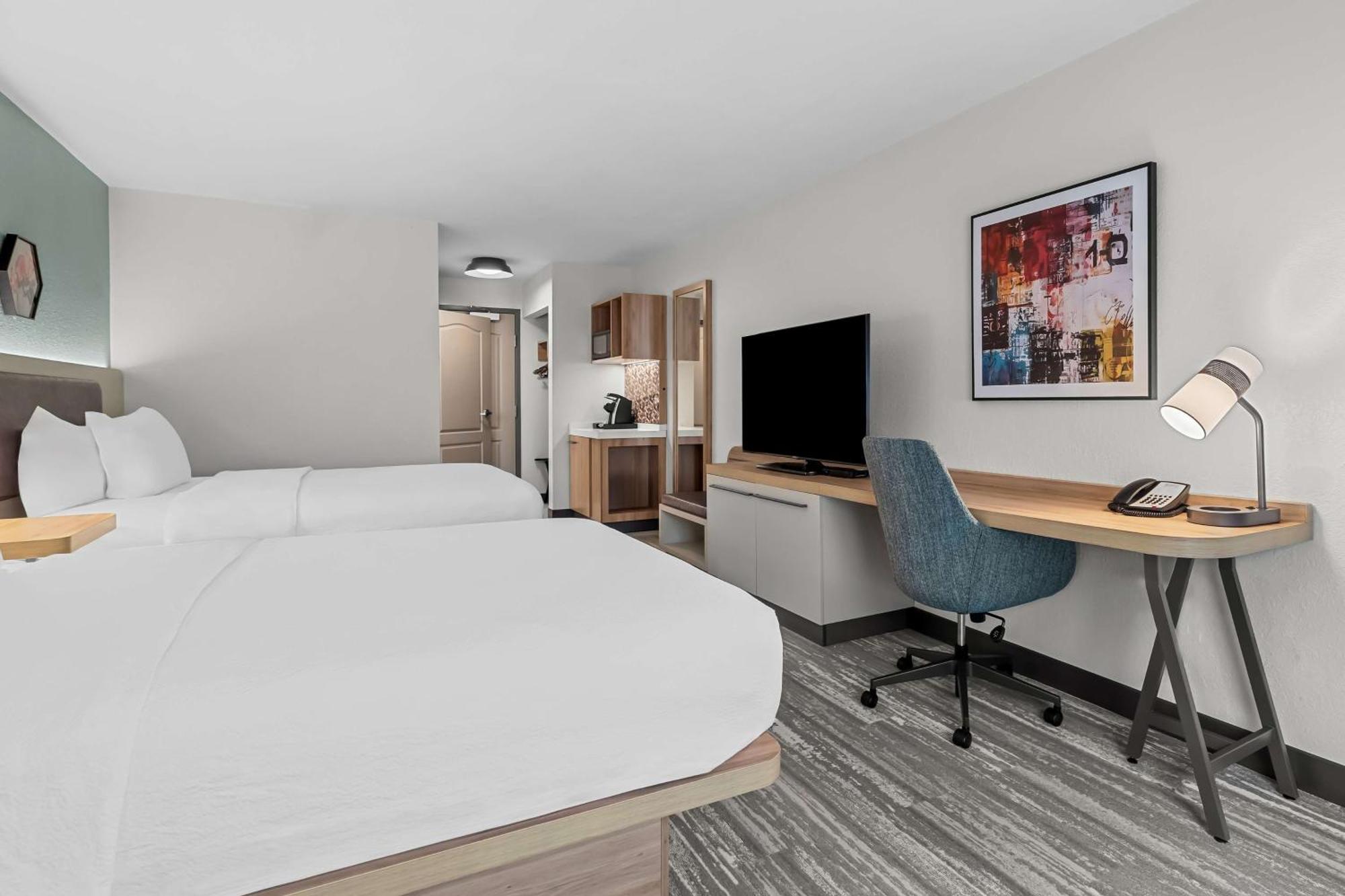 Queen Room with Two Queen Beds and Accessible Tub - Mobility Access