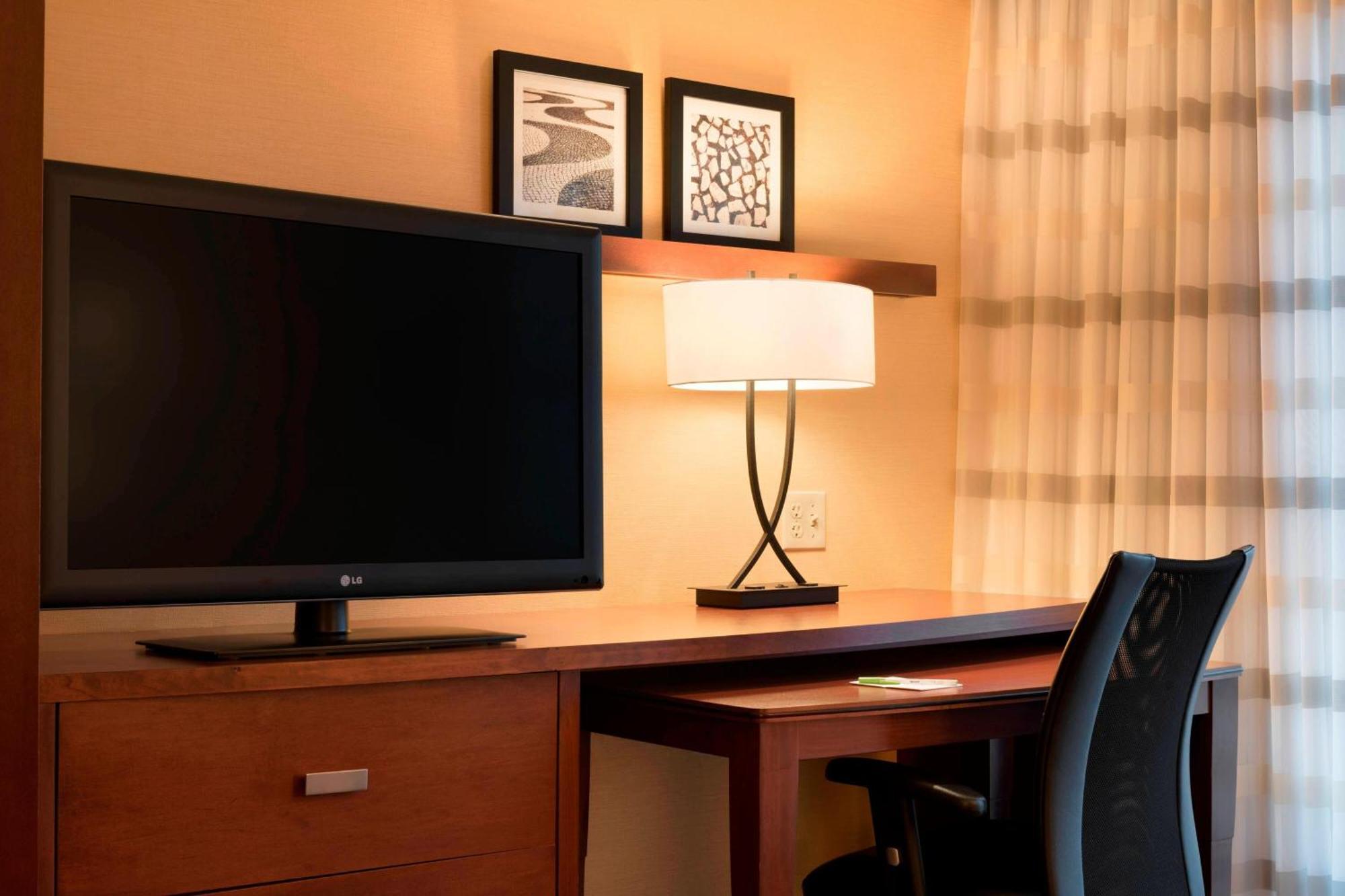 One-Bedroom King Suite with Courtyard View