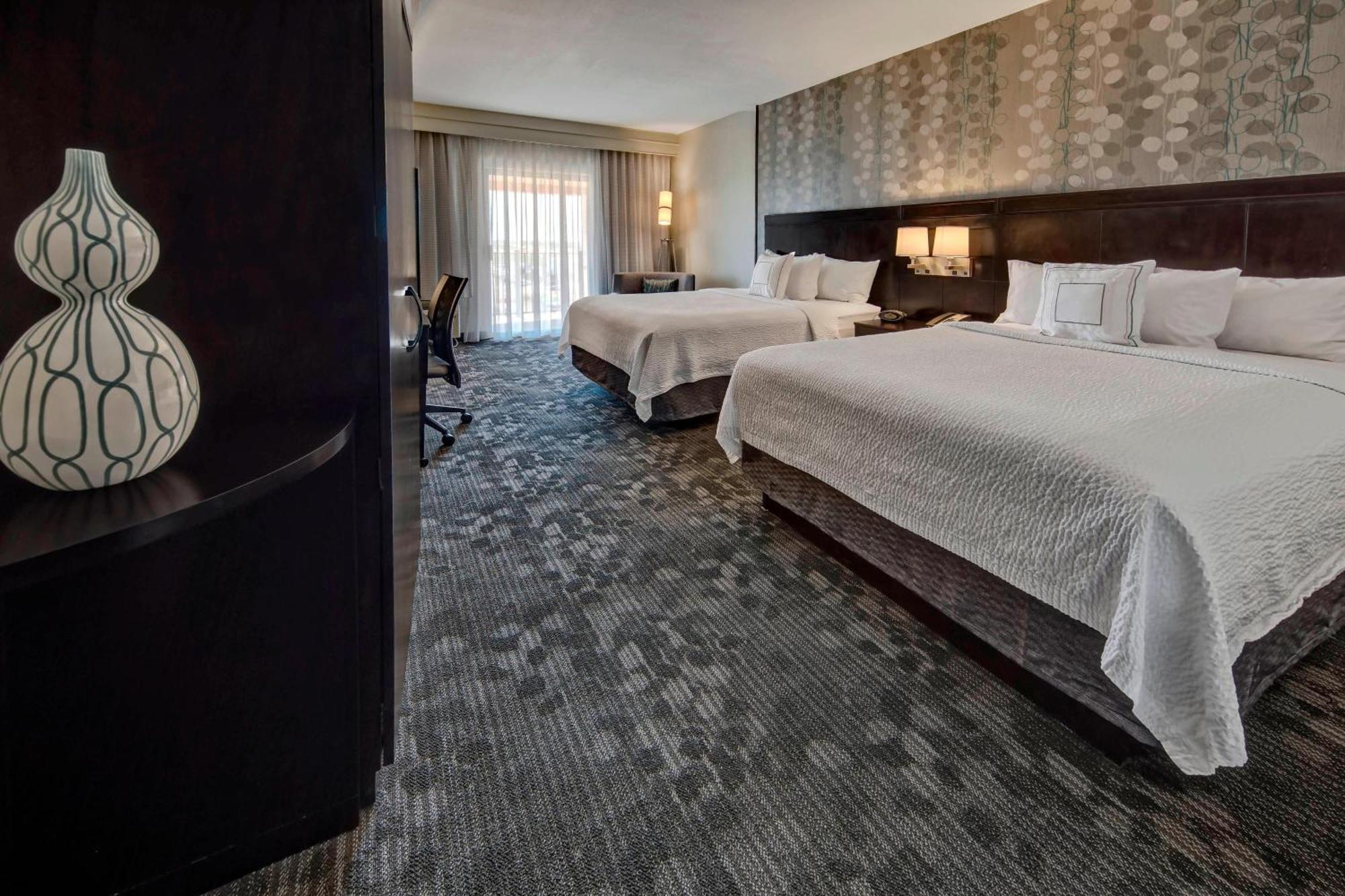 Guest room, 2 Queen, Balcony