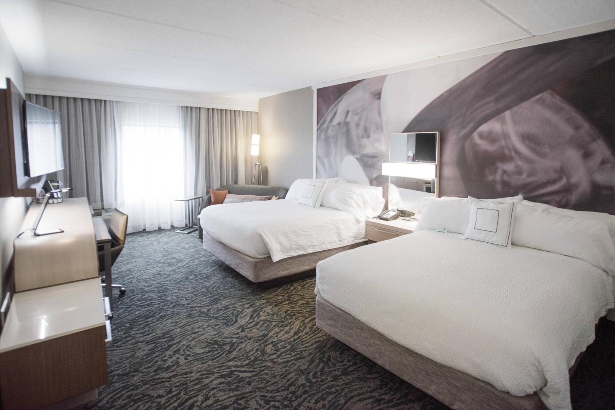 Queen Room with Two Queen Beds, Bathtub and Sofa Bed - Mobility Access
