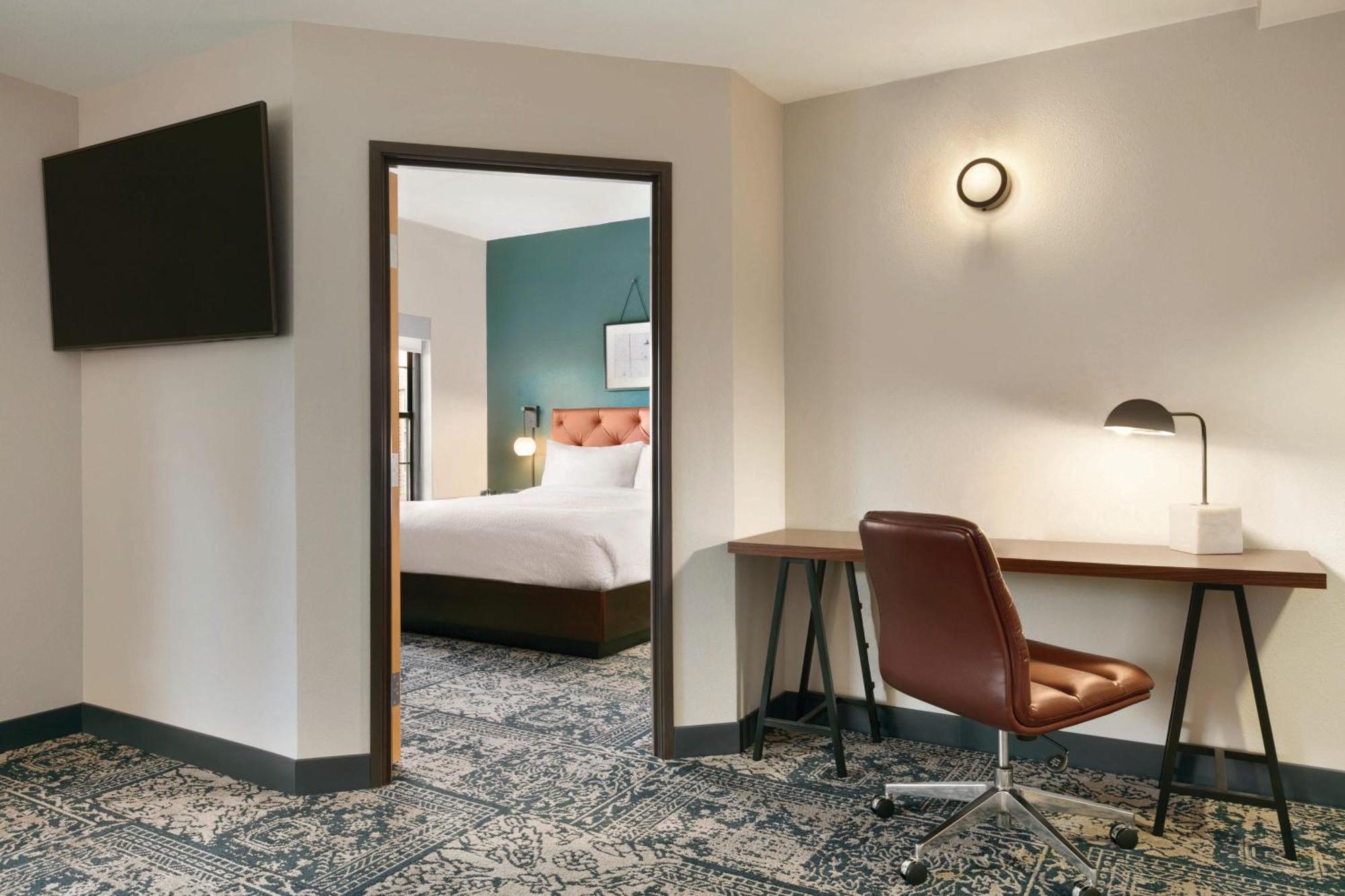 1 Bedroom Suite, 1 King, Alternate bed: sofa bed