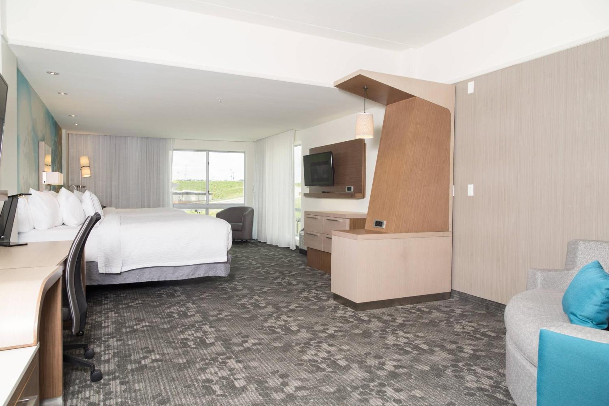 Queen Suite with Two Queen Beds and Bathtub - Mobility Access