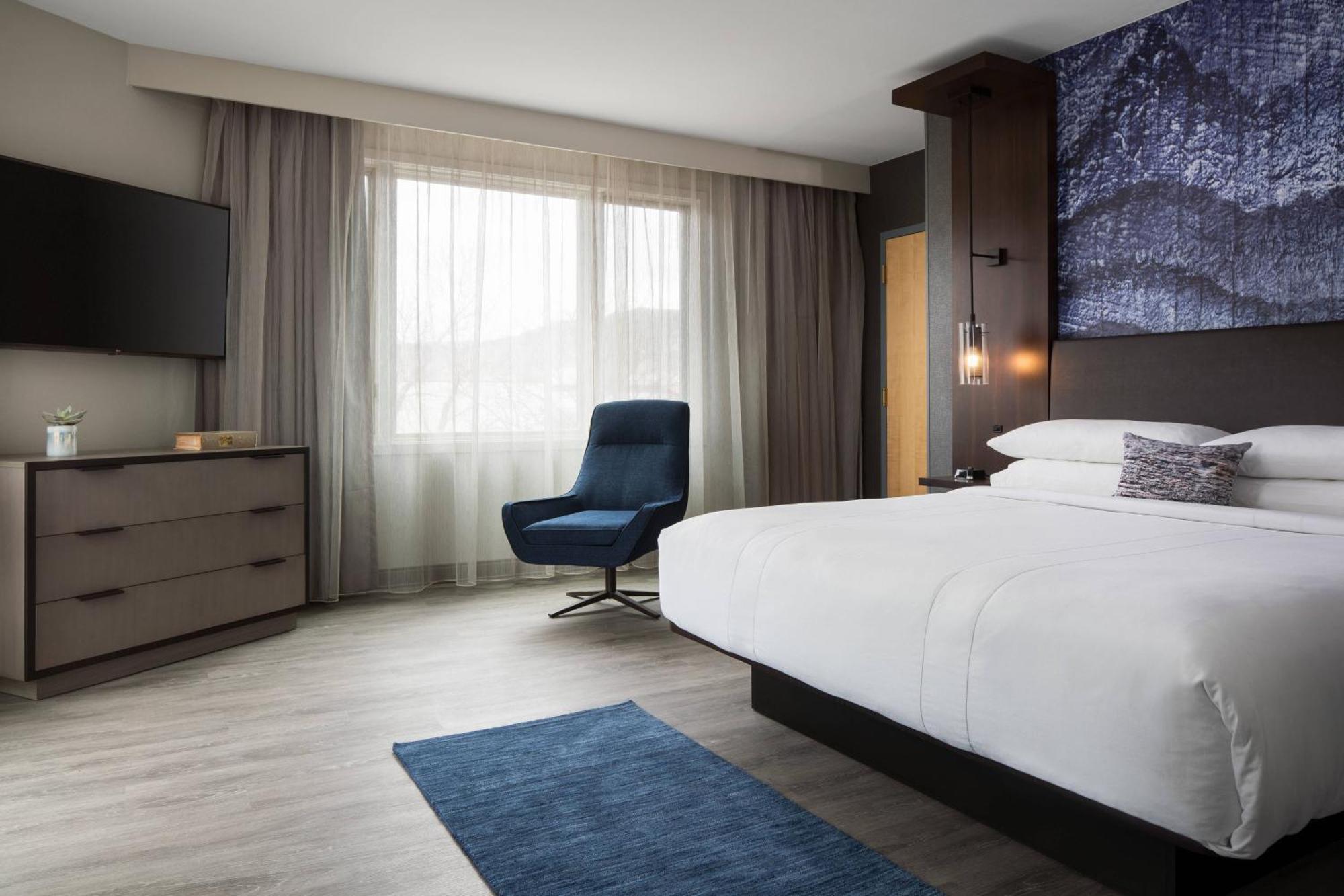 1 Bedroom Executive Suite, 1 King, Corner room
