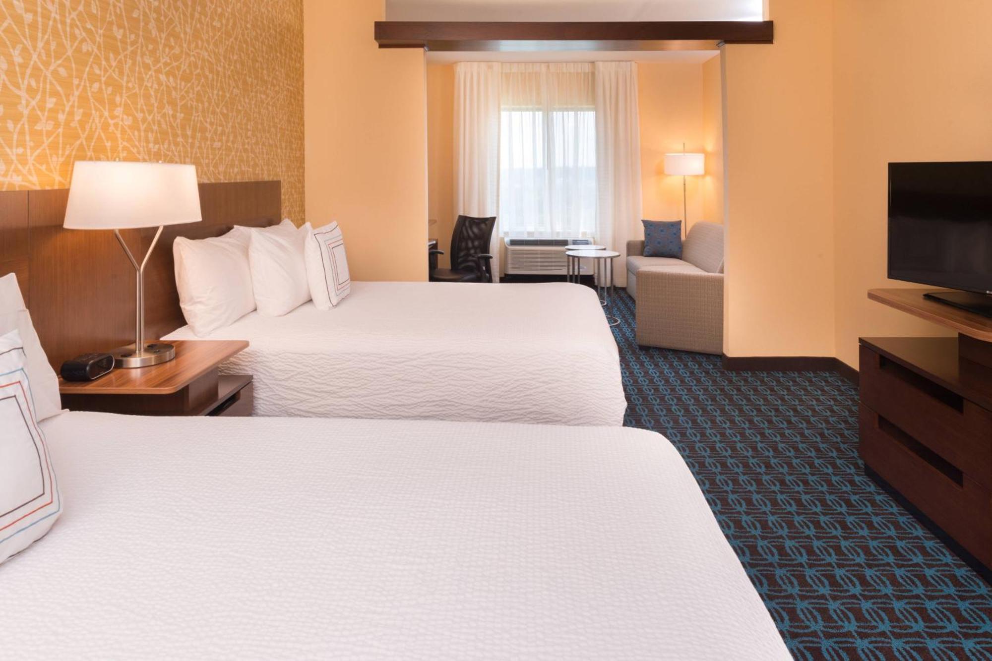 Queen Suite with Two Queen Beds, Bathtub and Sofa Bed - Mobility Access/Hearing Accessible