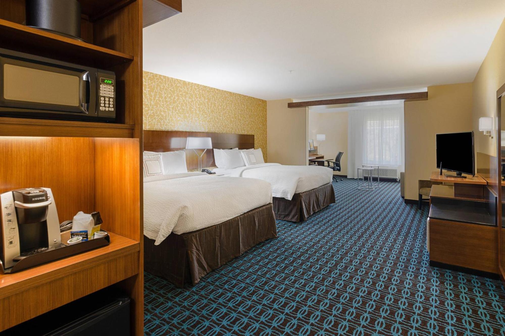 Queen Suite with Two Queen Beds, Bathtub and Sofa Bed - Mobility Access/Hearing Accessible