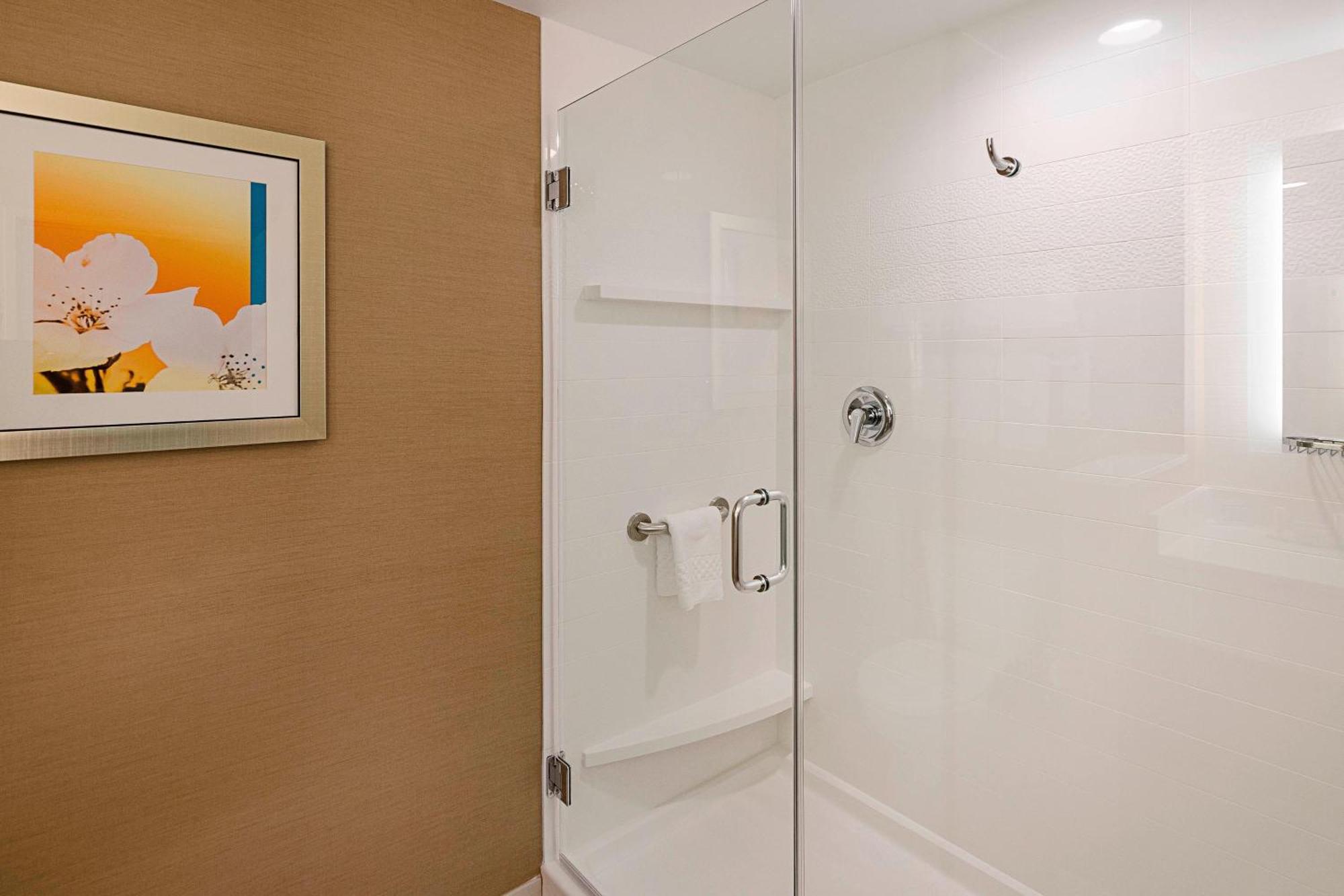 King Room with Transfer Shower - Mobility Access/Hearing Accessible