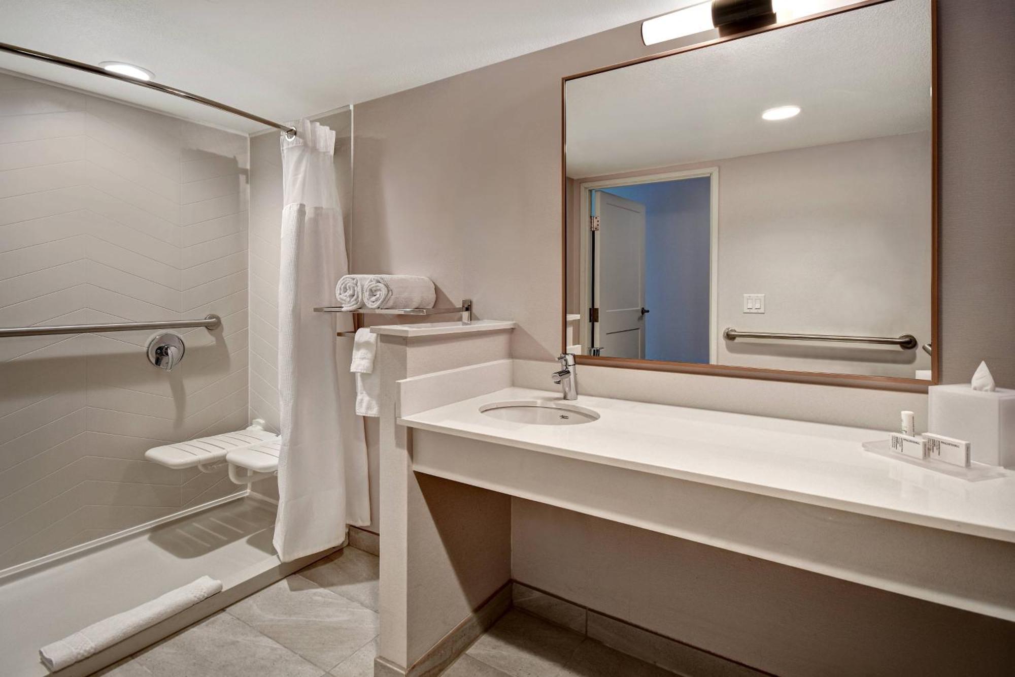 Guest room, 1 King, City view