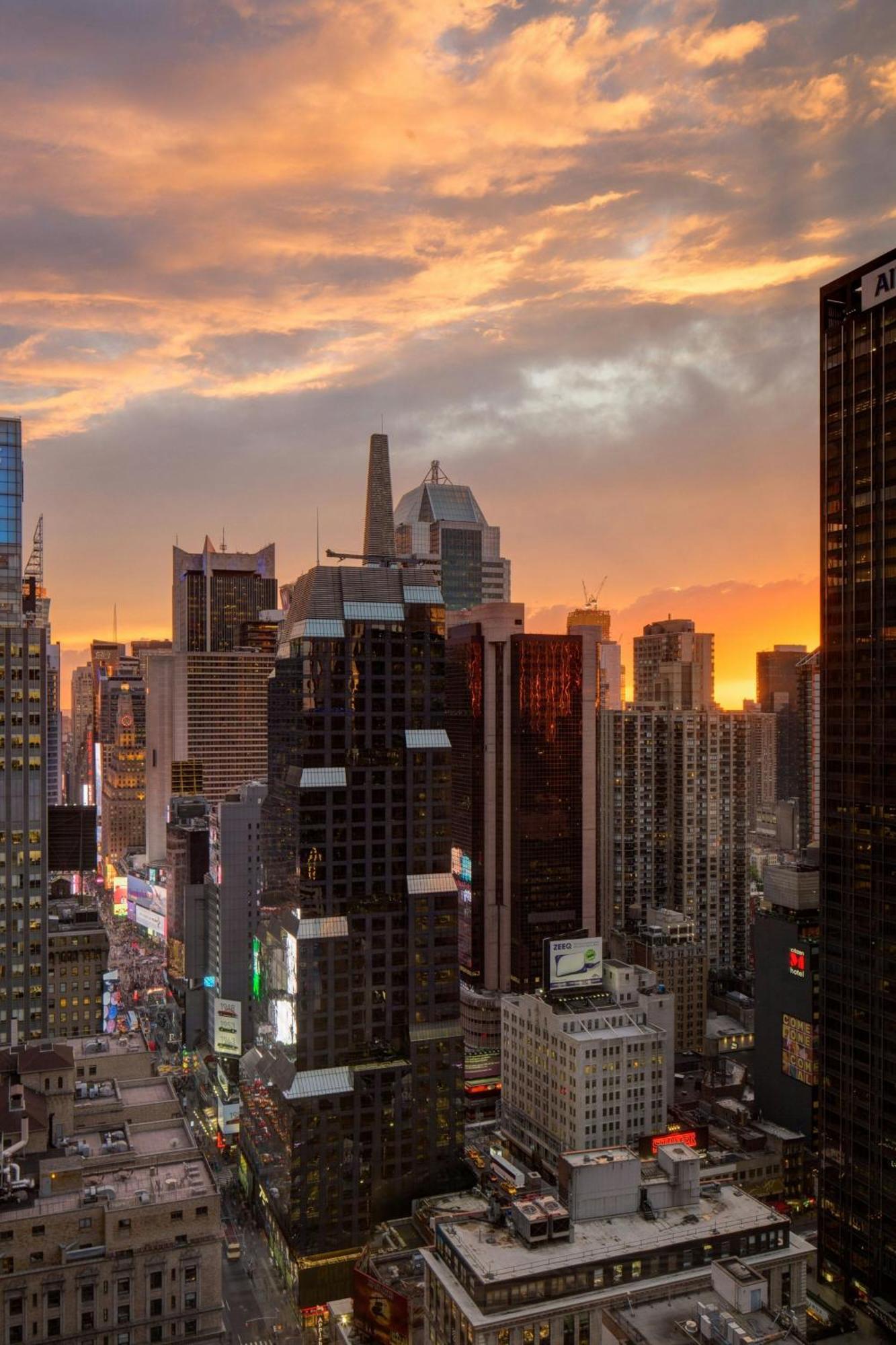 Premier, Guest room, 1 King, City view, High floor