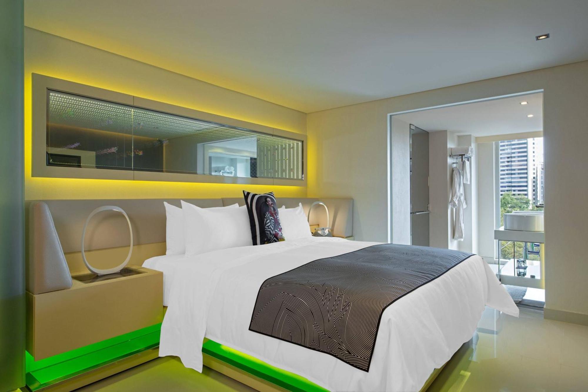 Deluxe King Room with Partial City View,1665400216:JPEG