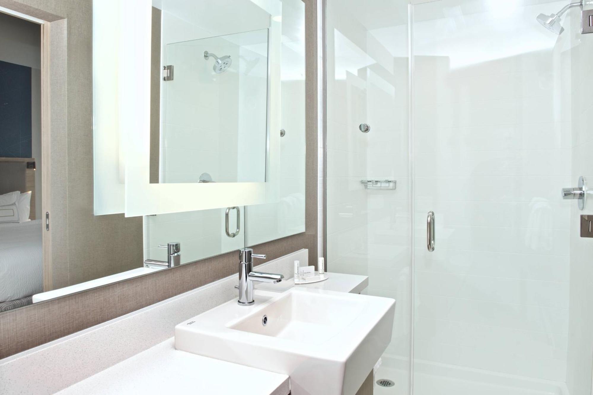 King Suite with Bathtub and Trundle Sofa - Mobility Access/Hearing Accessible