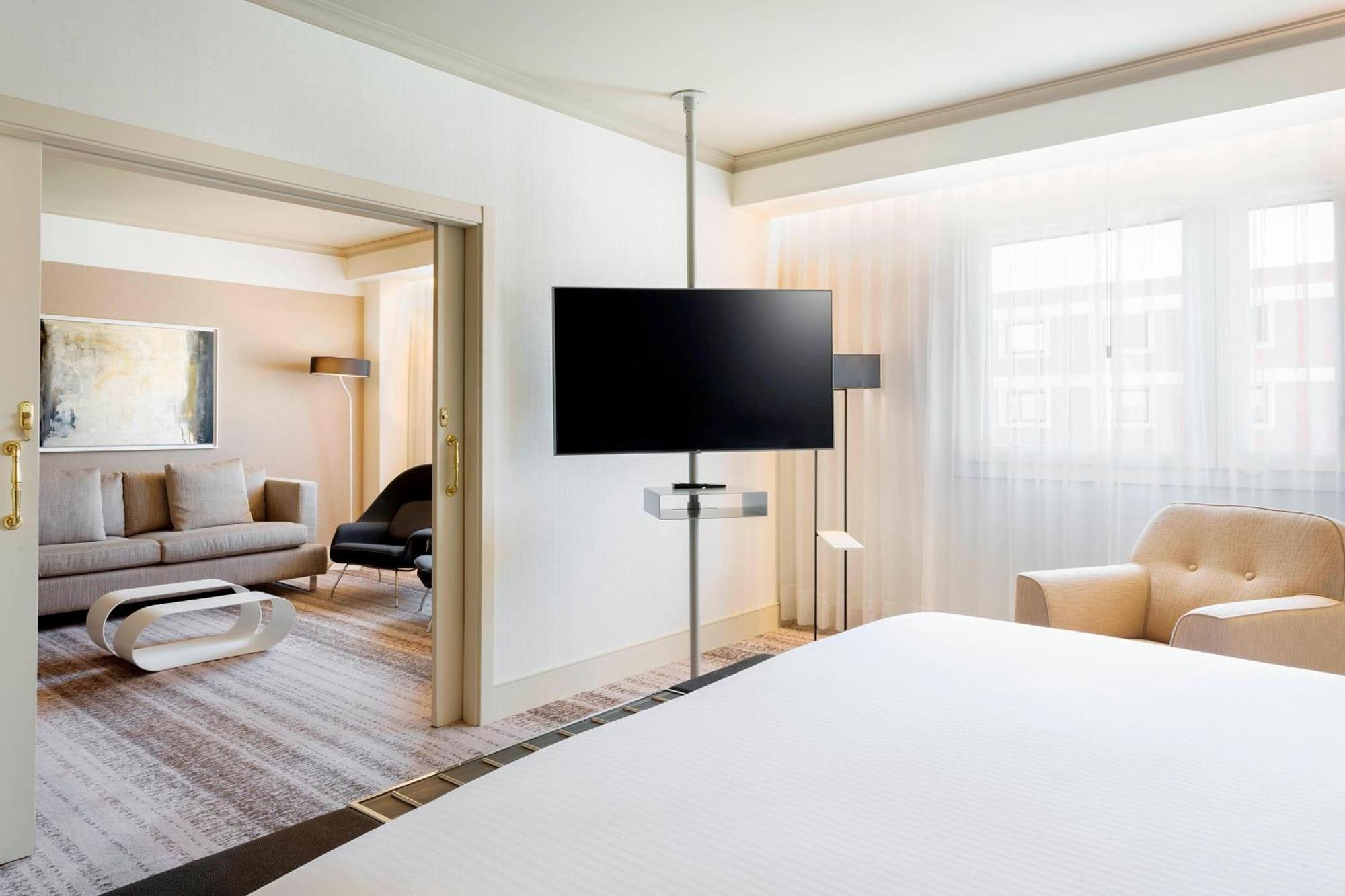 Suite Executive con cama extragrande y acceso al salón