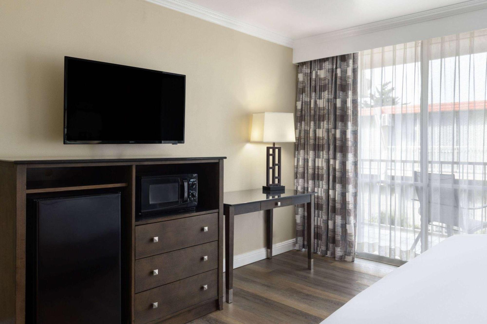 Queen Room with Roll-In Shower - Mobility Accessible/Non-Smoking