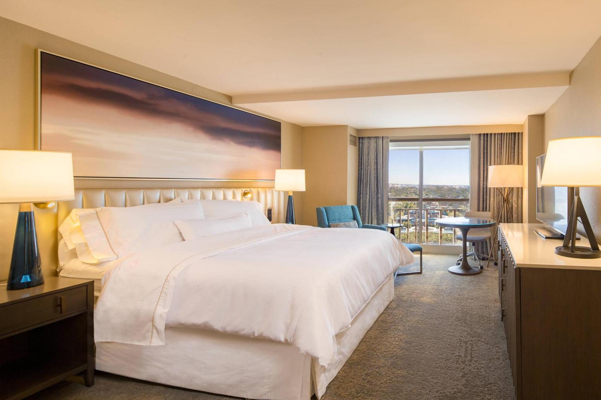 Guest room, 1 King, Partial bay view