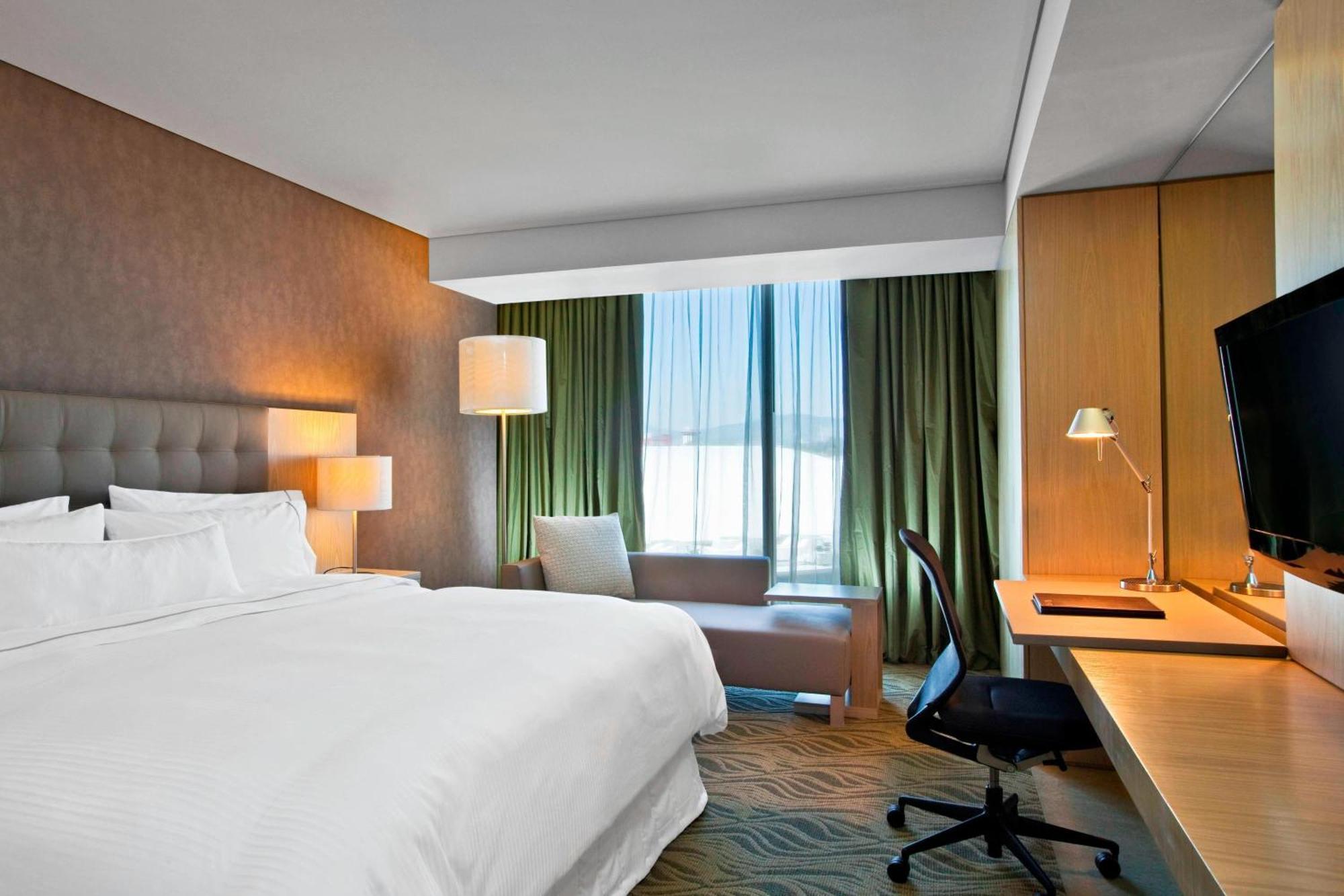 Deluxe 1 King, Guest room, 1 King, City view