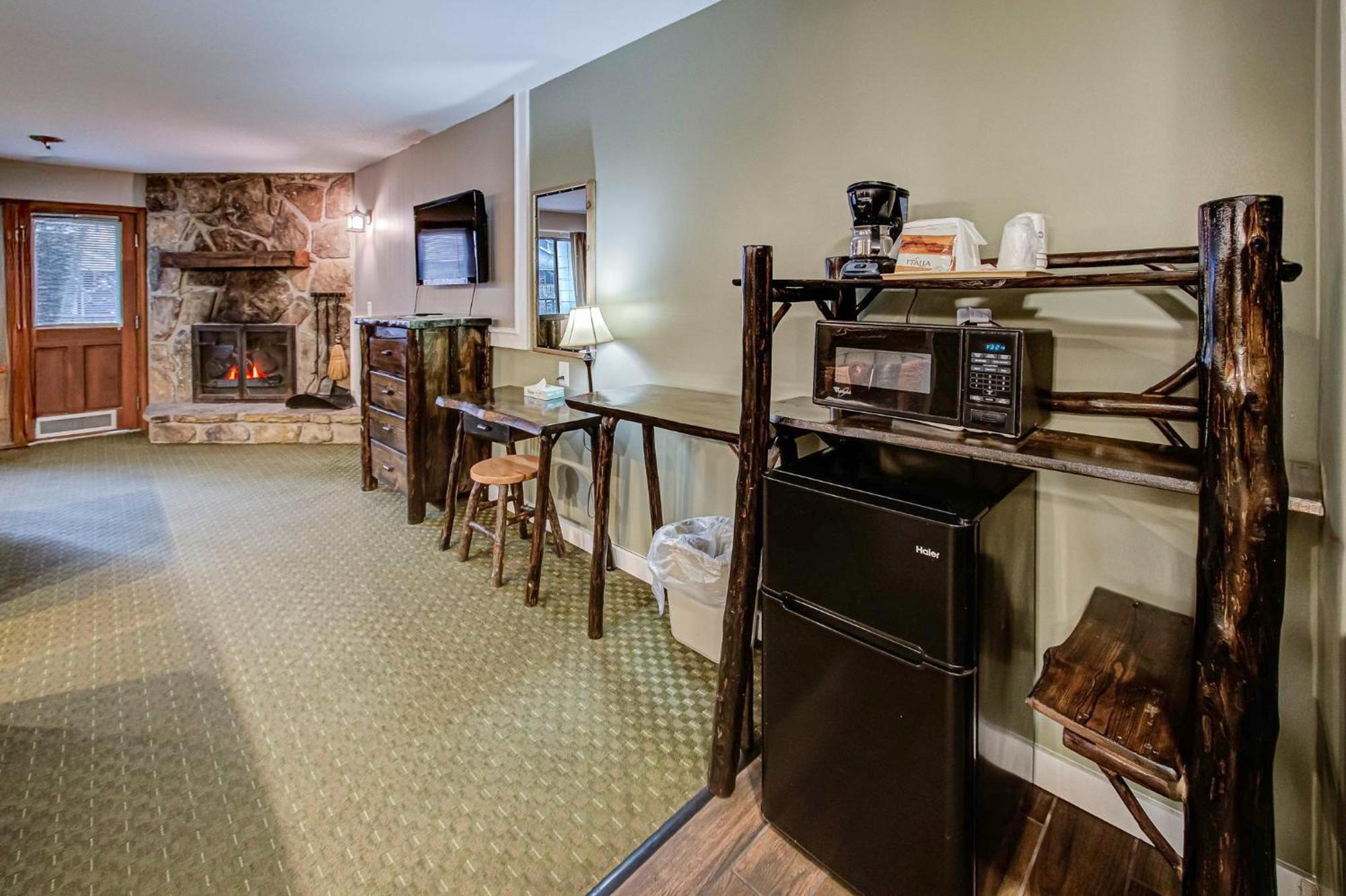Deluxe Queen Room with Two Queen Beds