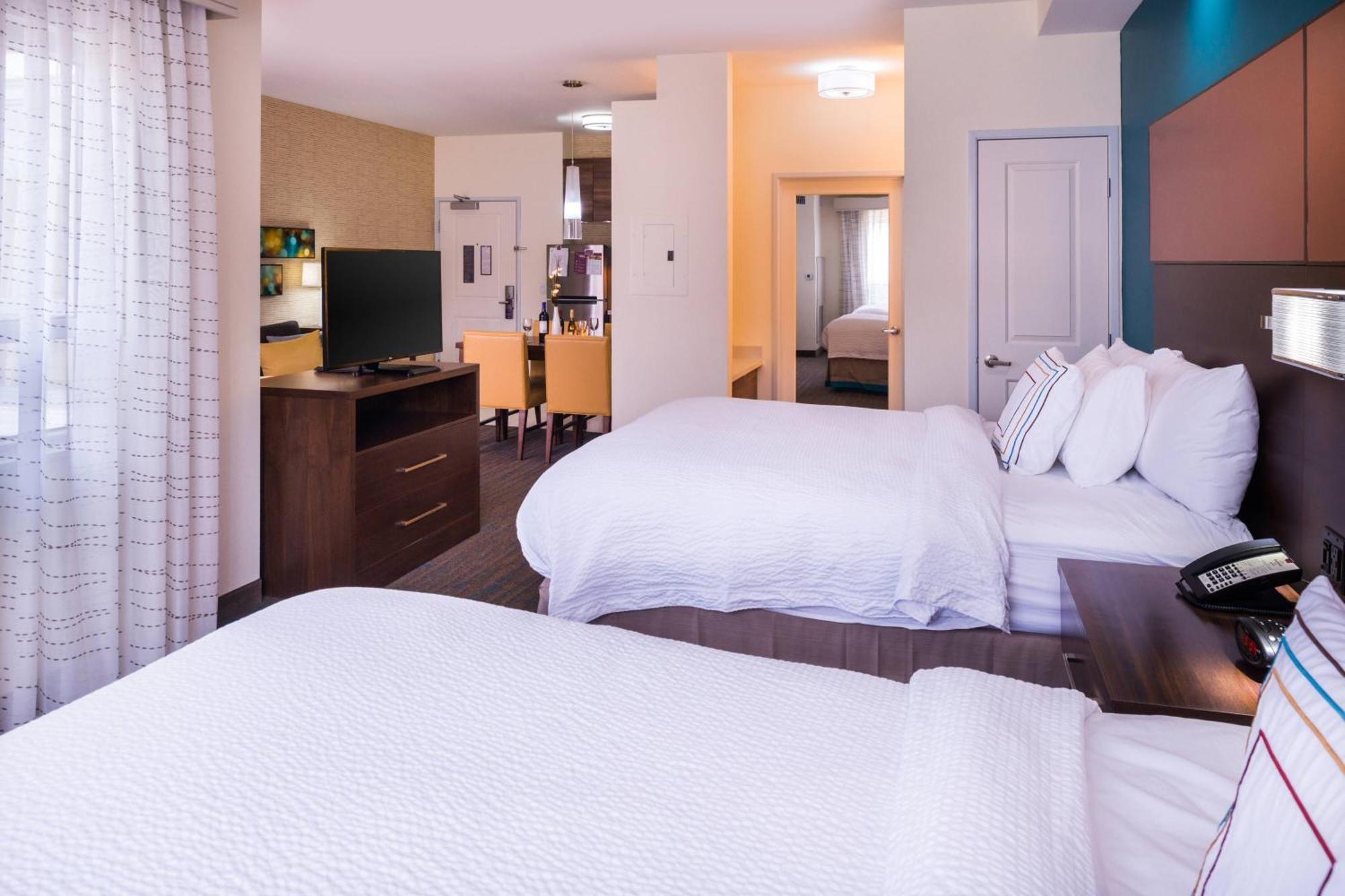 Studio with Two Queen Beds - Hearing Accessible