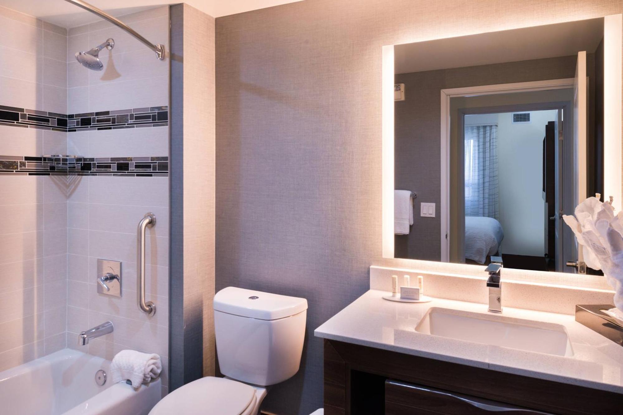 2 Bedroom Suite, Bedroom 1: 1 King, Bedroom 2: 1 Queen (Mobility Accessible w/ Tub)