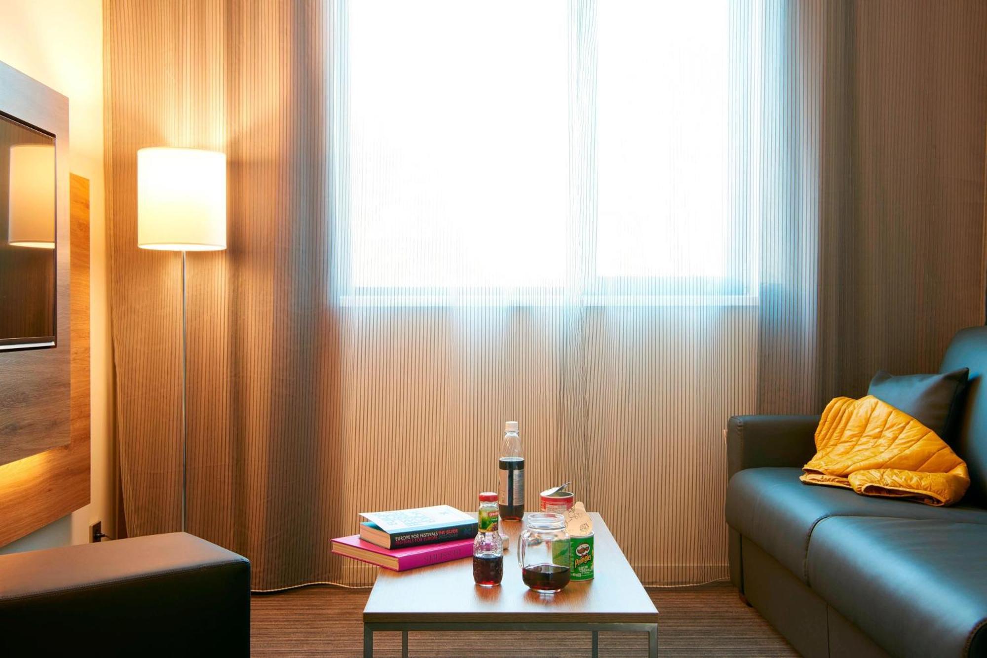 Moxy Extra Sleeper Queen Room with Sofa Bed