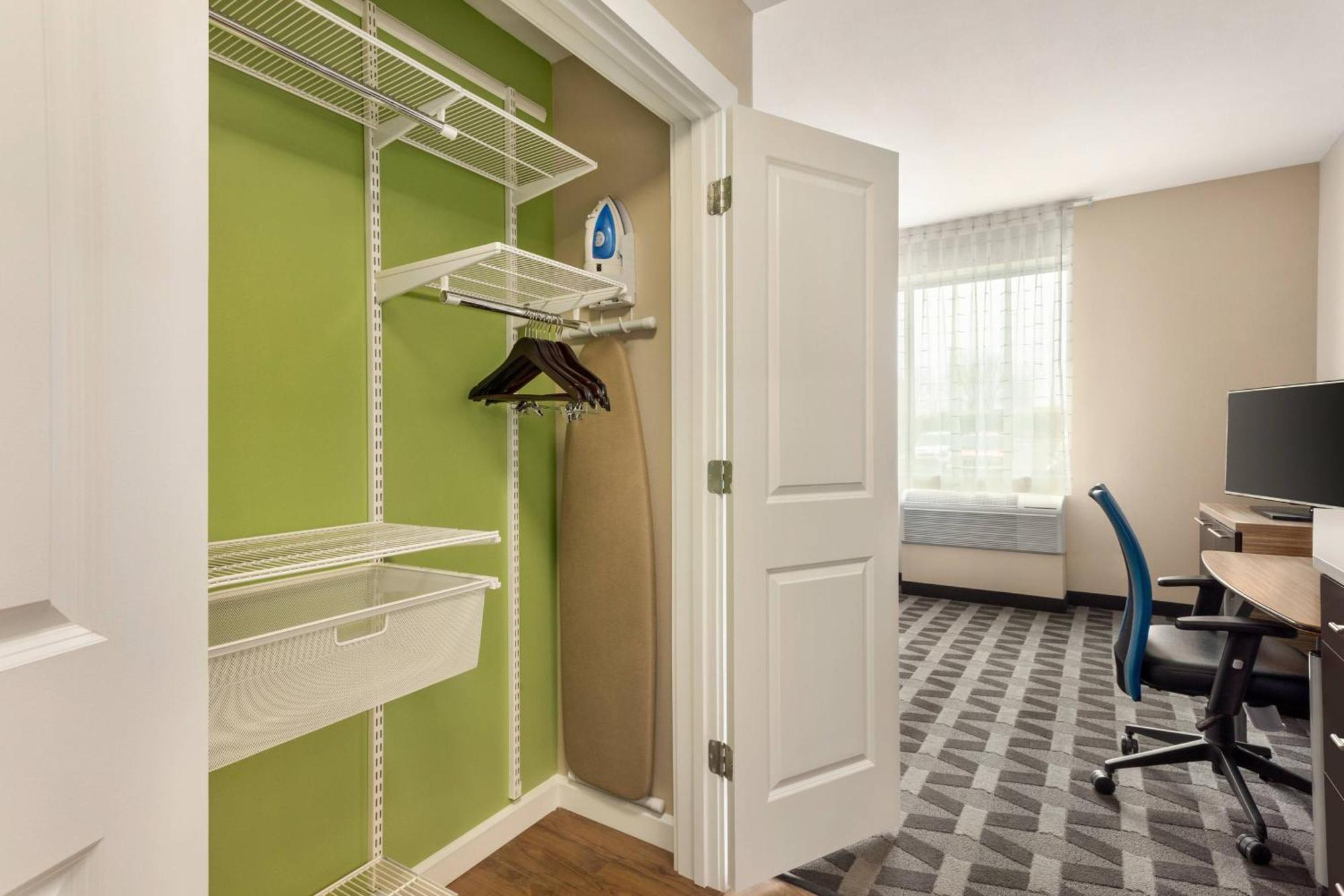 1 Bedroom Suite, 1 Queen, Sofa bed, Away from elevator
