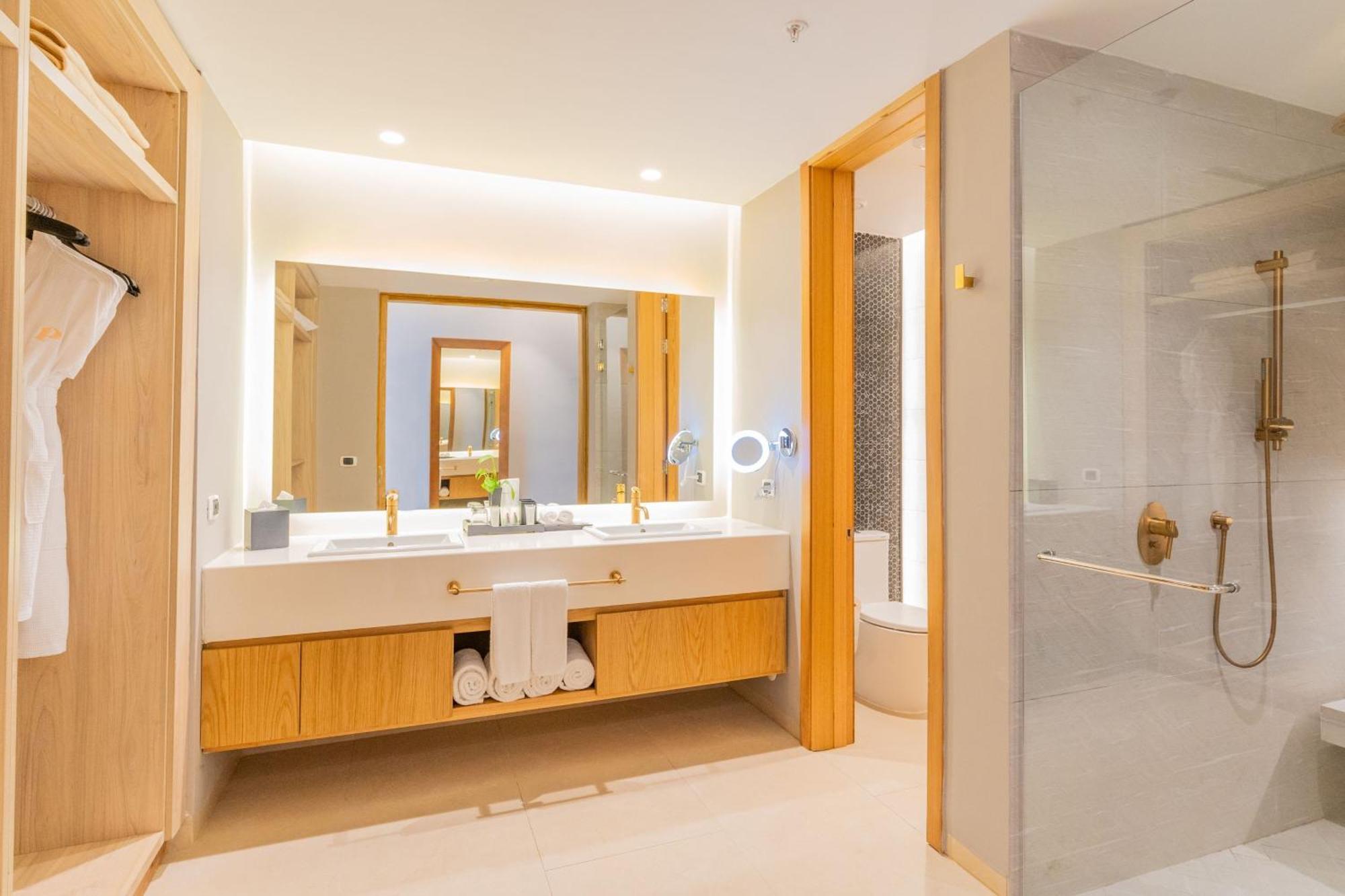 Grand Standard, Guest room, 1 King, Garden view