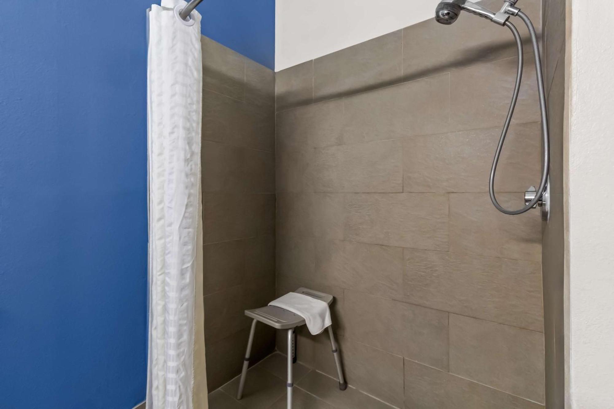 Kamer met Kingsize Bed en Rolstoeltoegankelijke Douche - Geschikt voor Gasten met een Lichamelijke Beperking