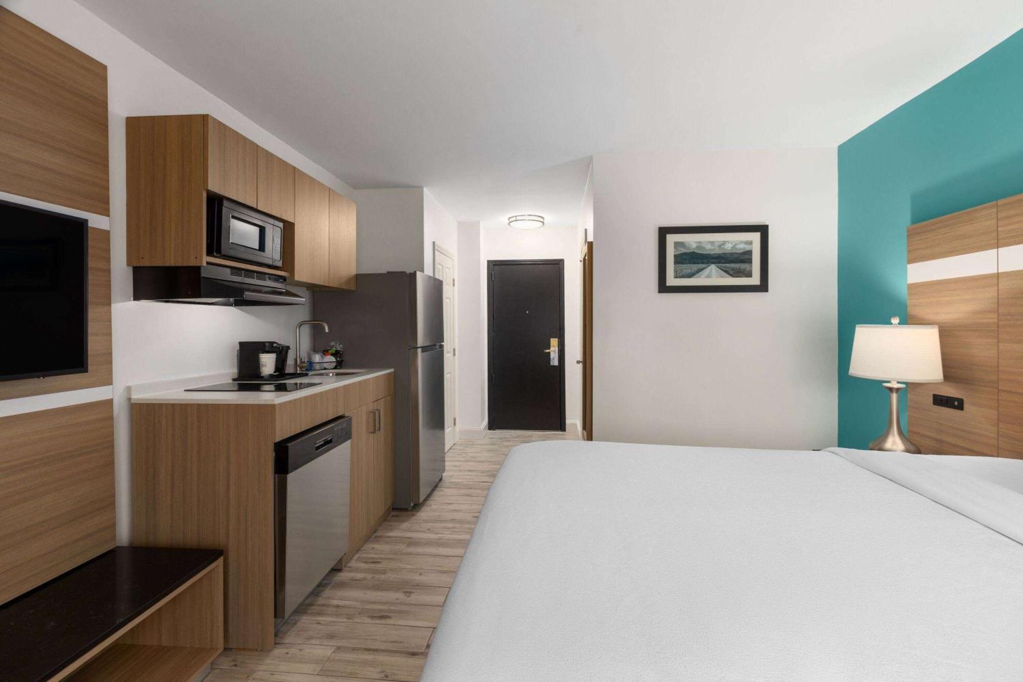 Queen Room with Kitchenette - Non-Smoking