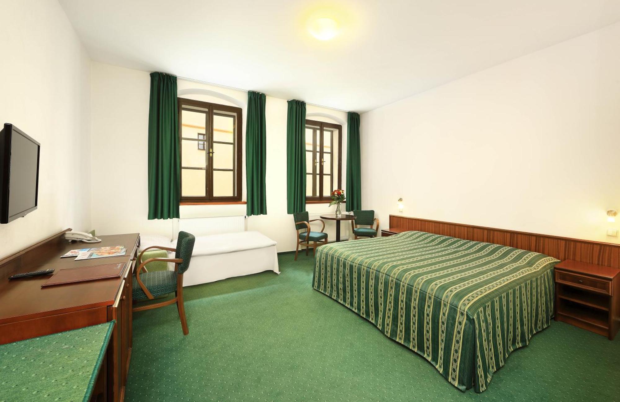 Dreibettzimmer mit Stadtblick