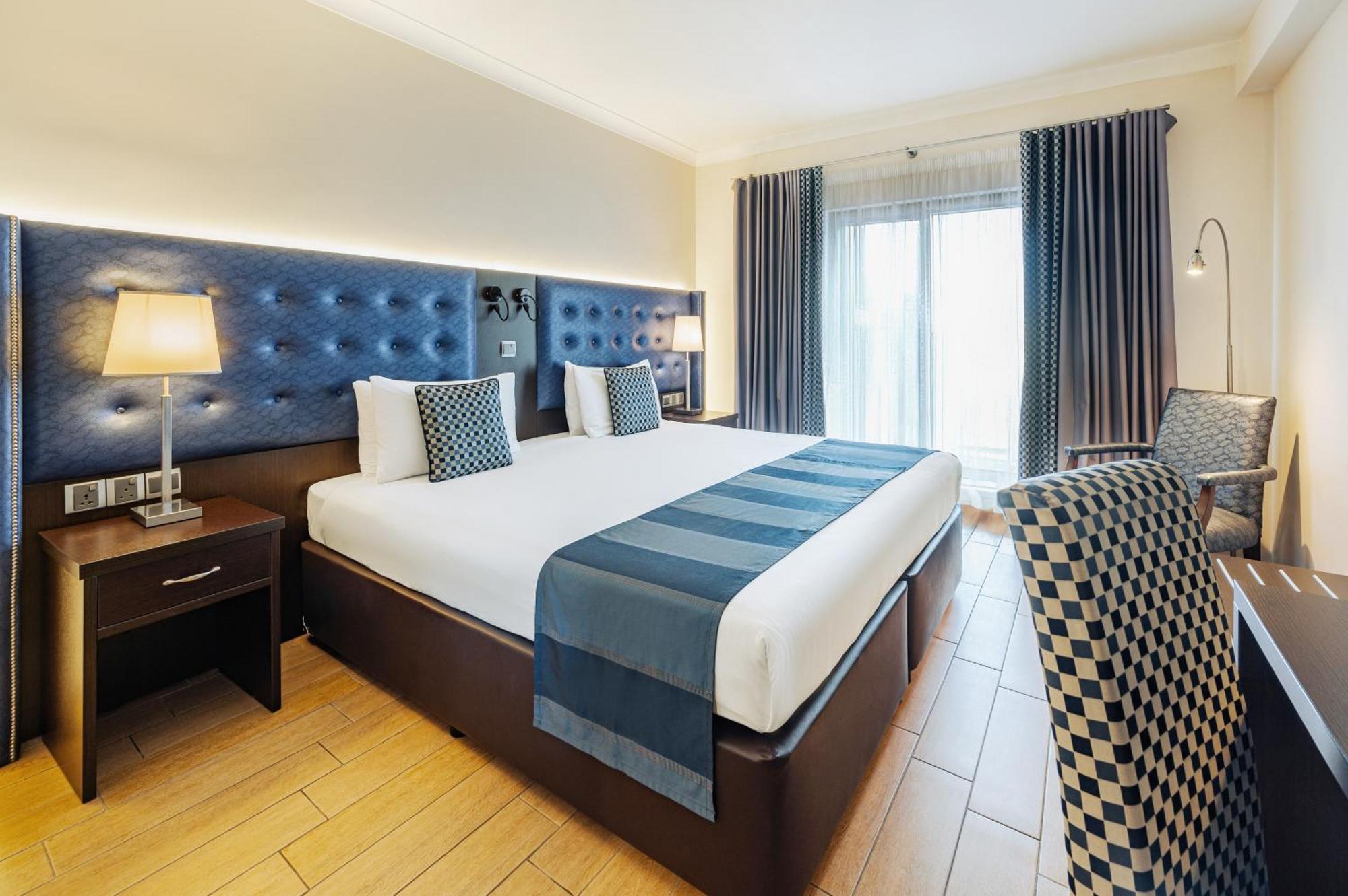 Doppel-/Zweibettzimmer mit seitlichem Meerblick