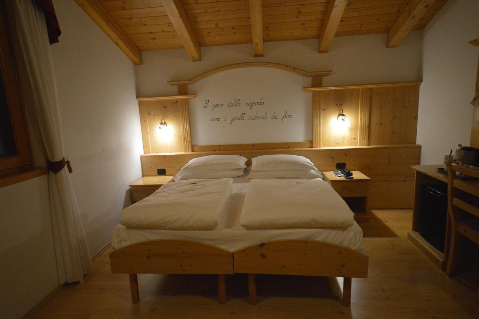 Doppel-/Zweibettzimmer mit Balkon