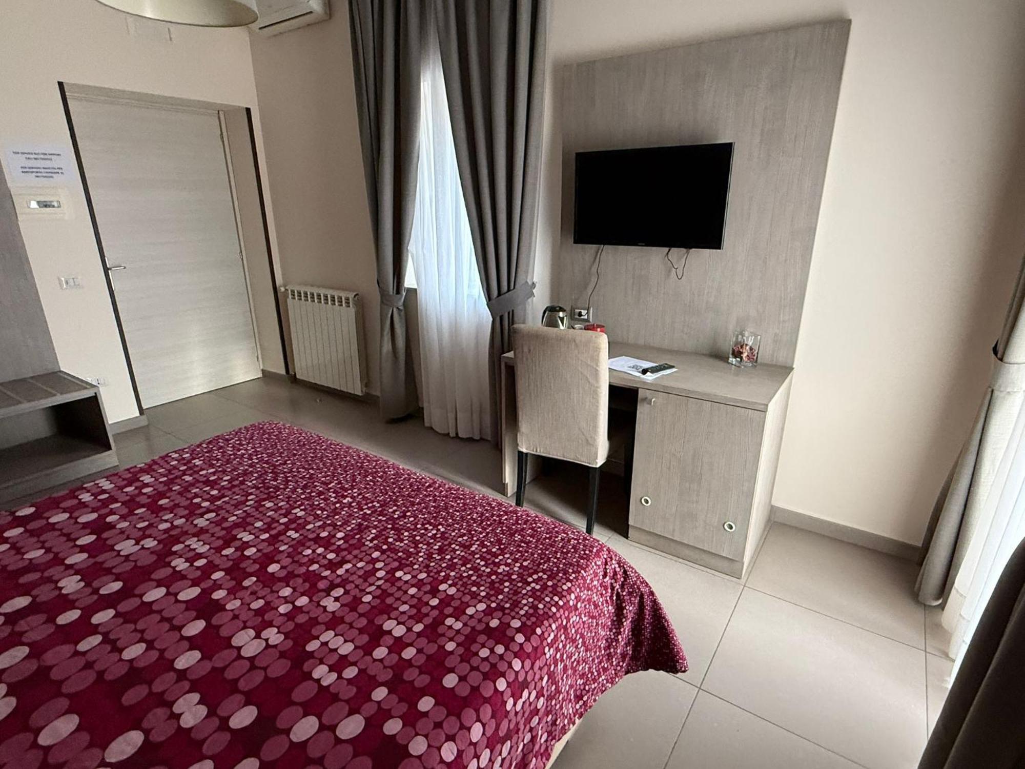 Großes Doppel-/Zweibettzimmer