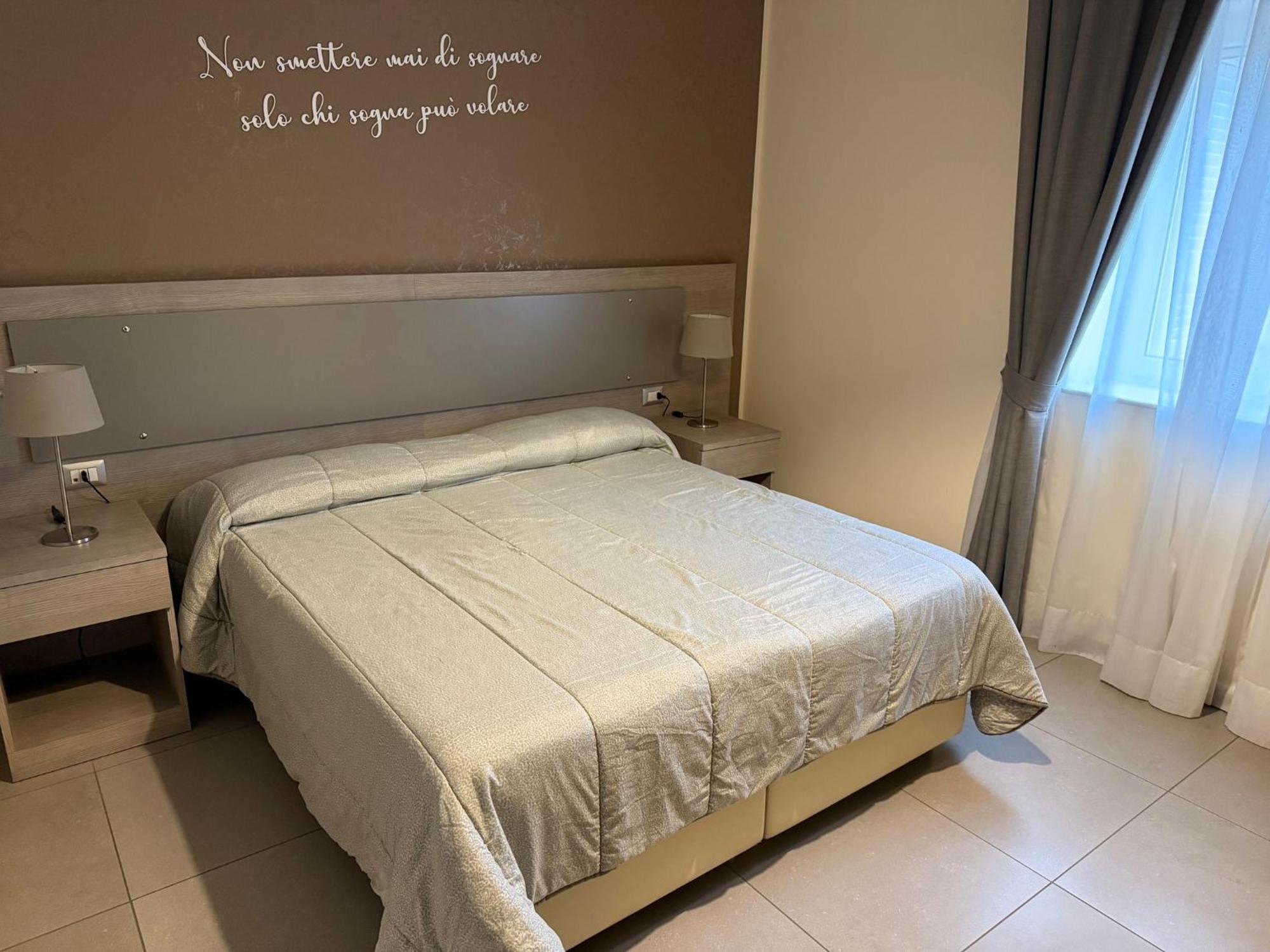 Großes Doppel-/Zweibettzimmer