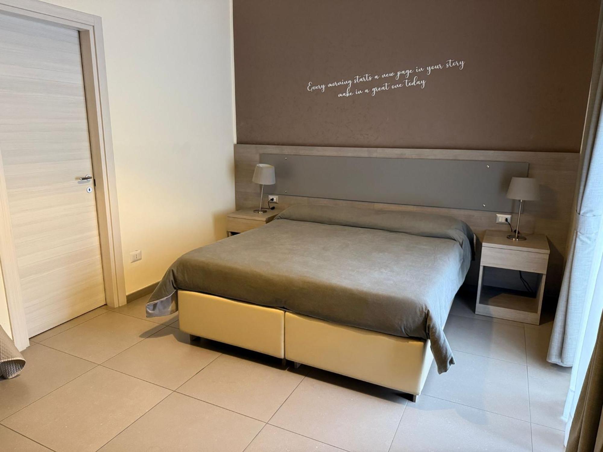 Großes Doppel-/Zweibettzimmer