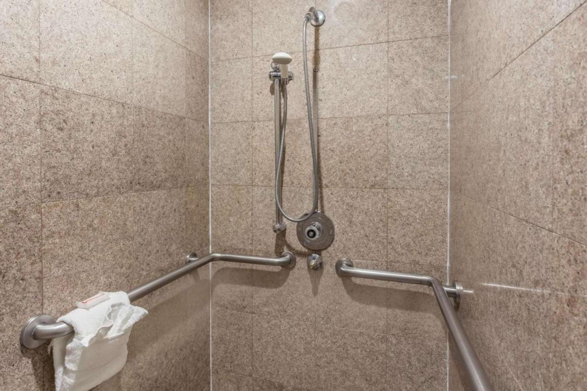 Queen Room with Roll-In Shower - Disability Access/Non-Smoking