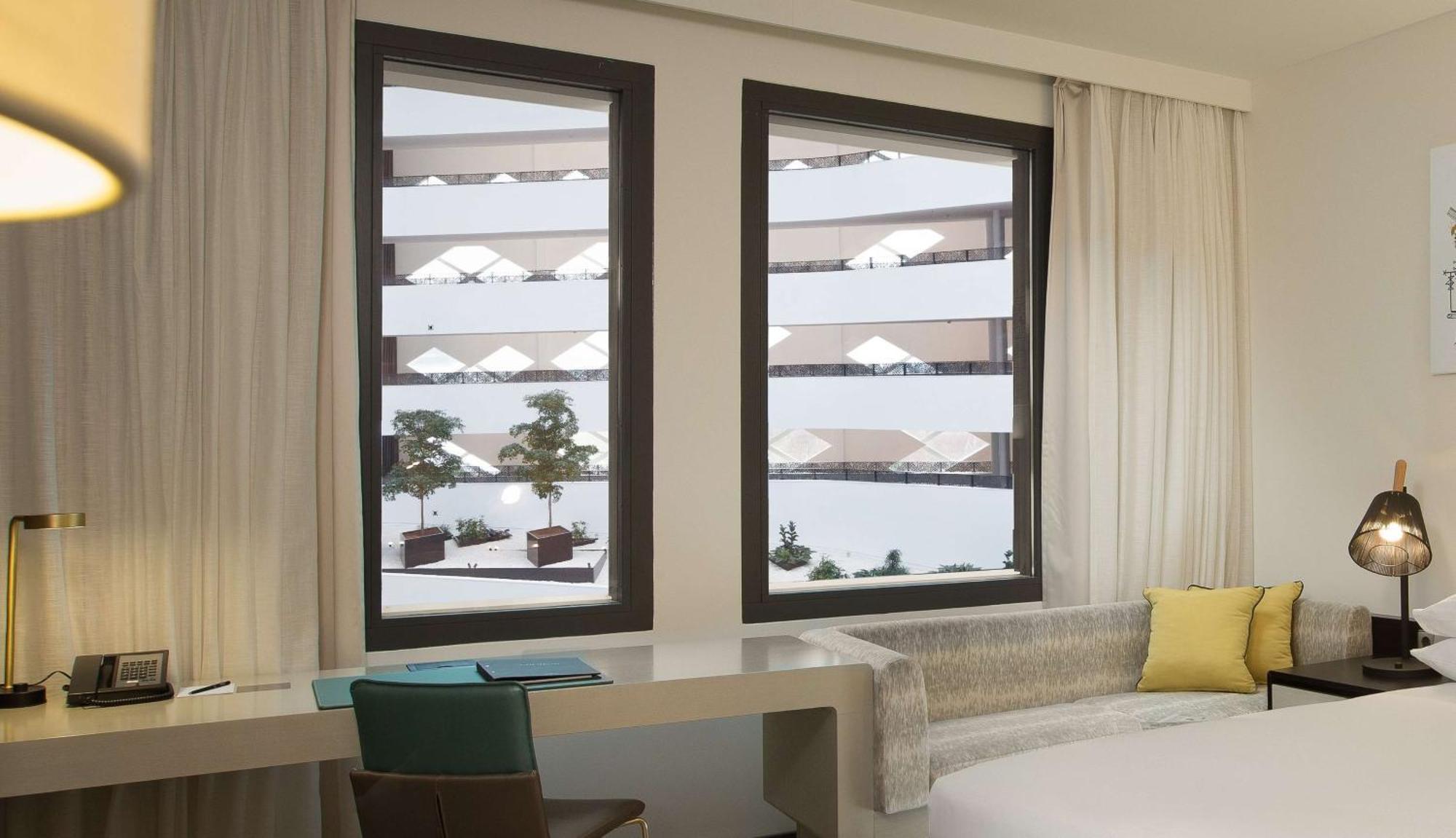 Kamer met Kingsize Bed en Uitzicht op het Atrium
