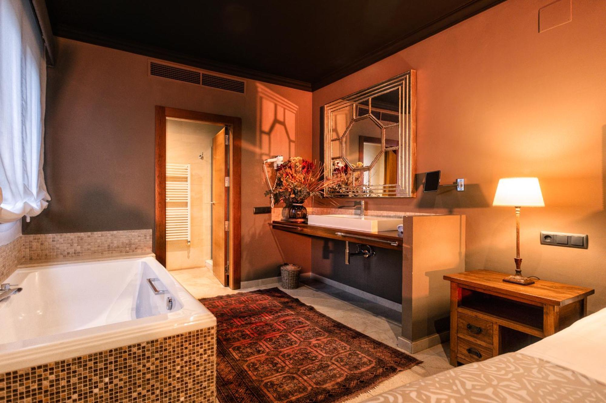 Habitación con cama grande y terraza