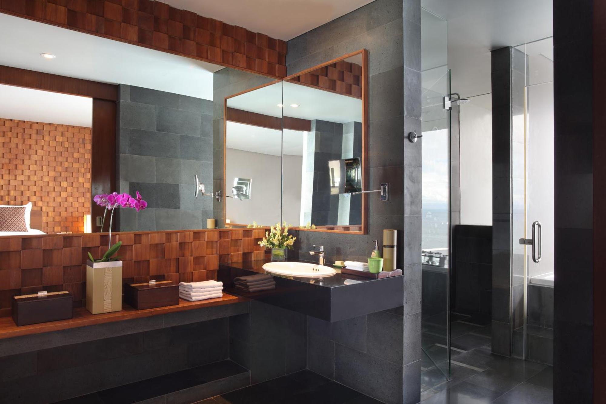 Ocean Front Pool Suite with Free Benefits