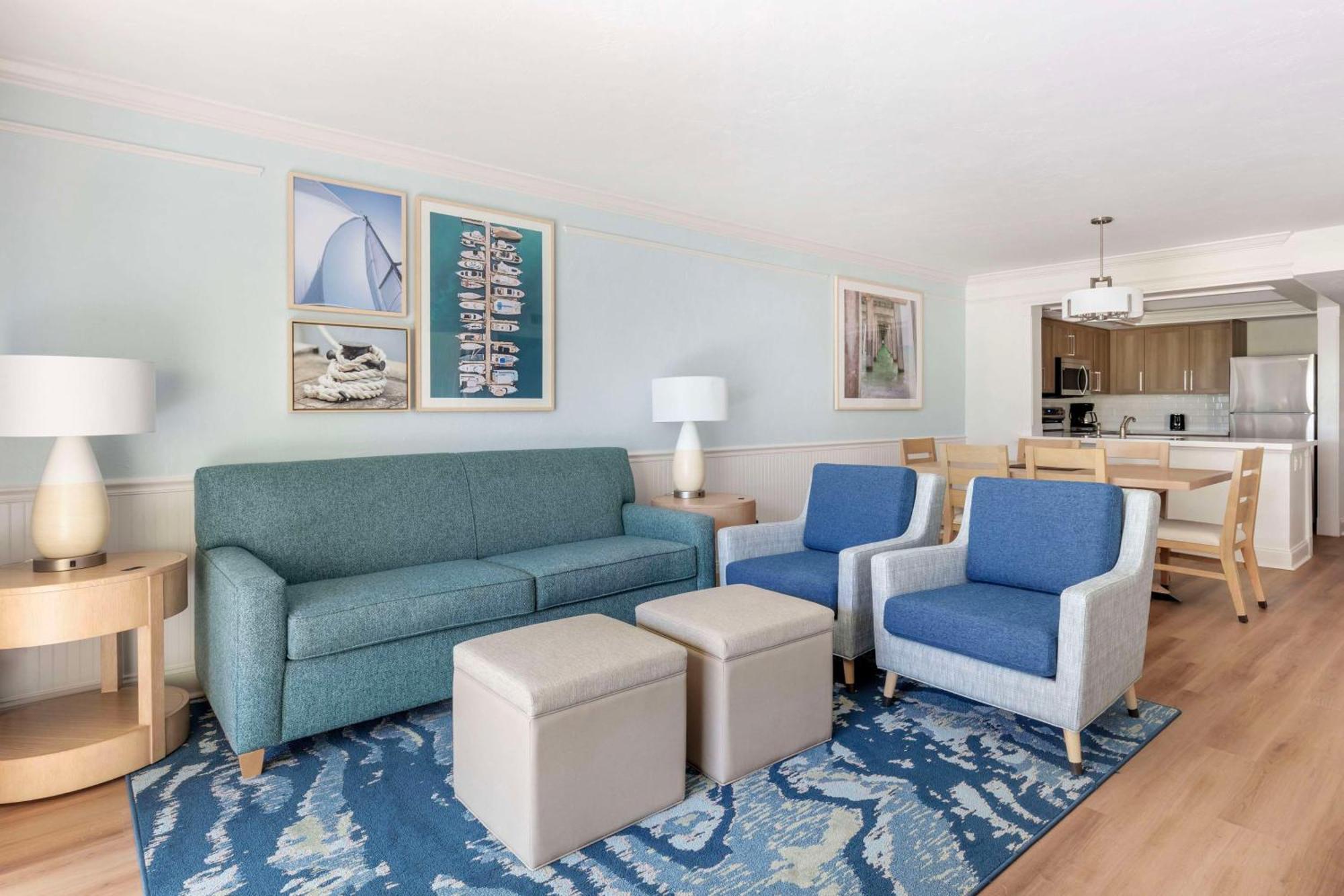 Two-Bedroom Suite One King Bed Two Twin Beds Hearing Accessible,1641723477:JPEG