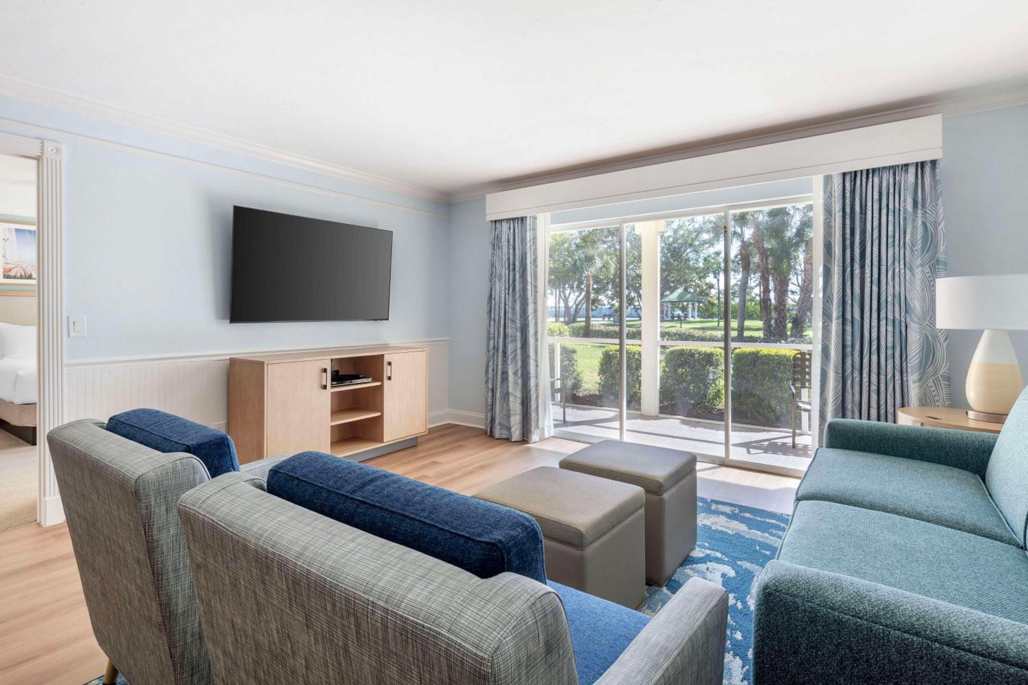 Two-Bedroom Suite One King Bed Two Twin Beds,1641723494:JPEG