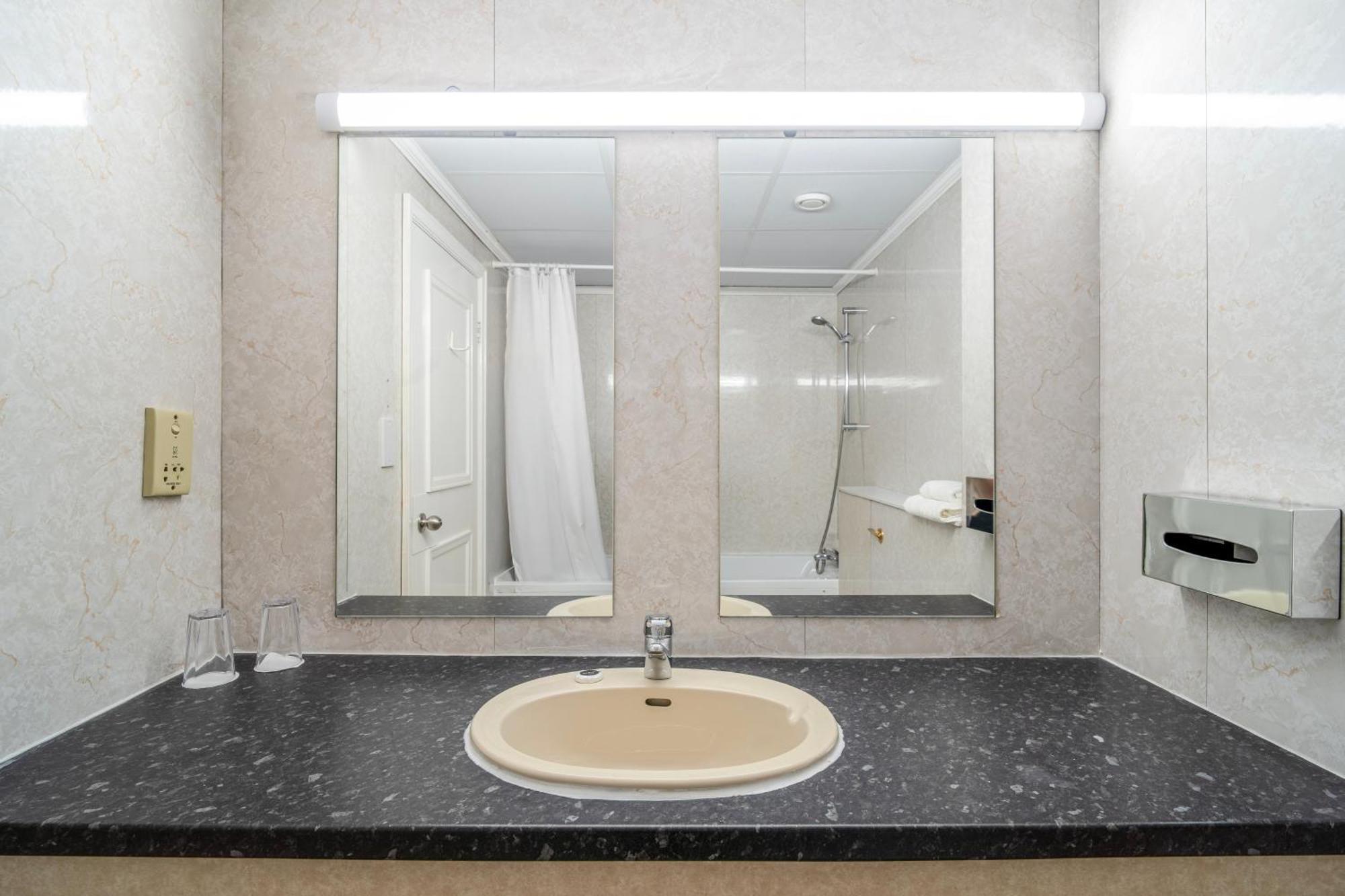 Chambre Double (Sans Fenêtre)